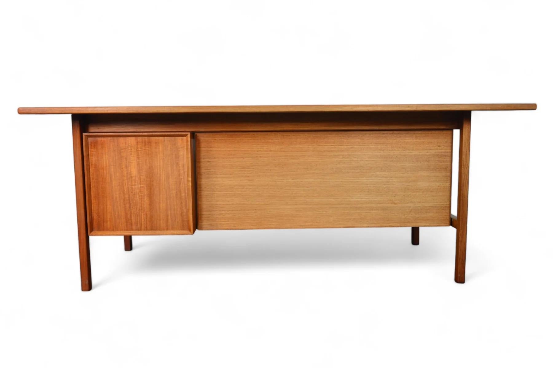 Grande scrivania moderna danese executive in teak in vendita 5