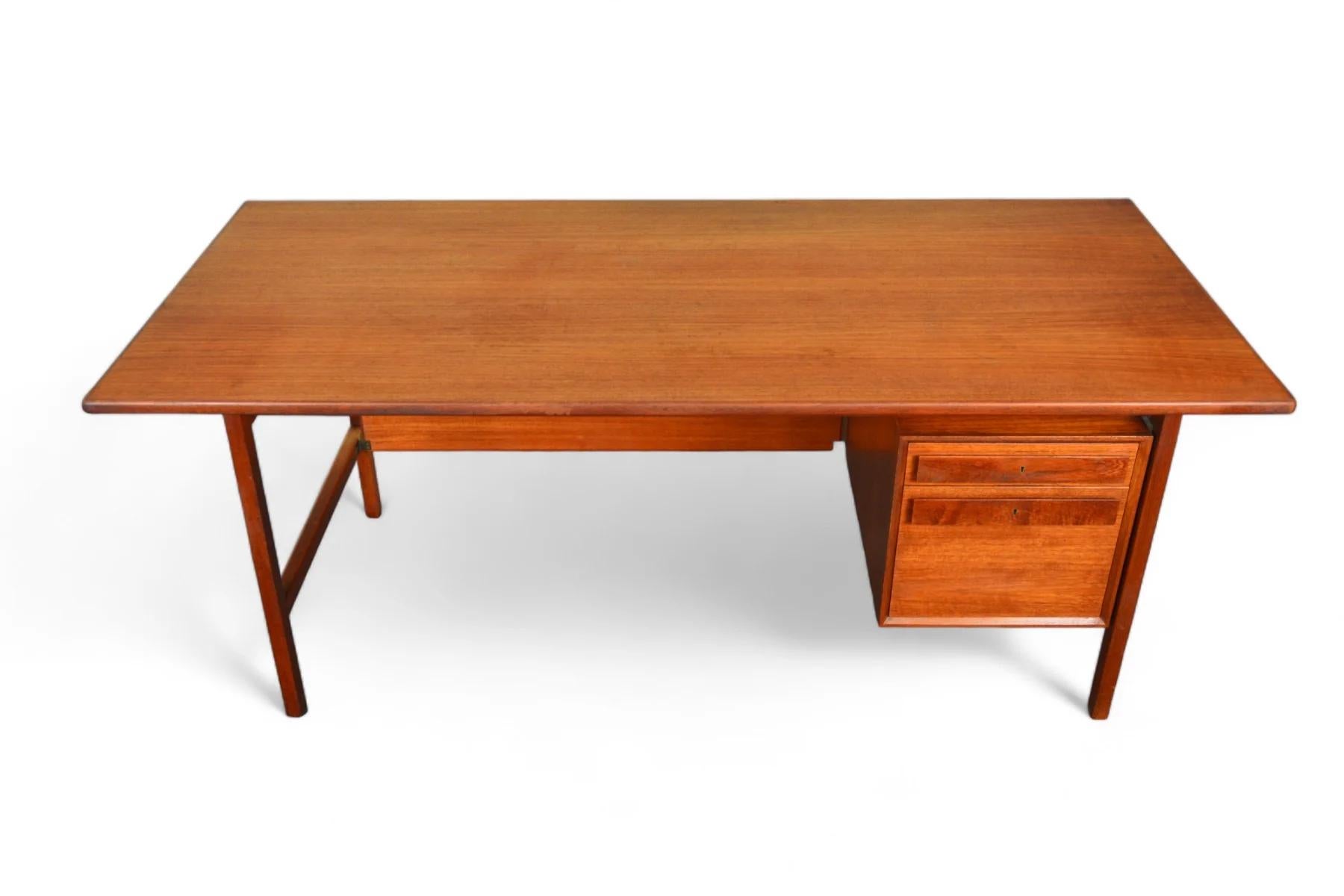 Mid-Century moderno Grande scrivania moderna danese executive in teak in vendita