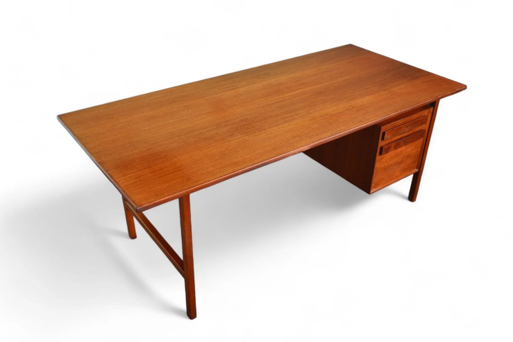 Grande scrivania moderna danese executive in teak In condizioni buone in vendita a Berkeley, CA