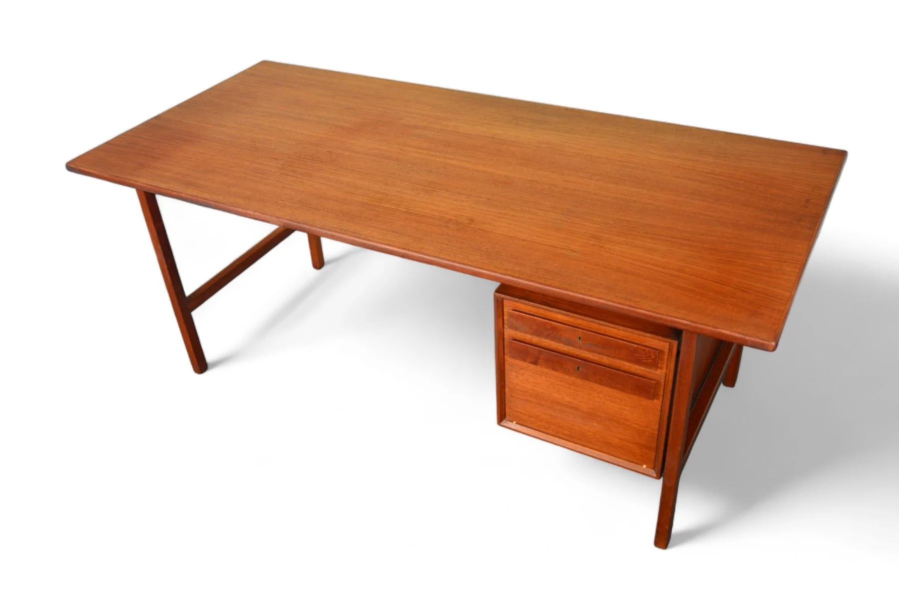 XX secolo Grande scrivania moderna danese executive in teak in vendita