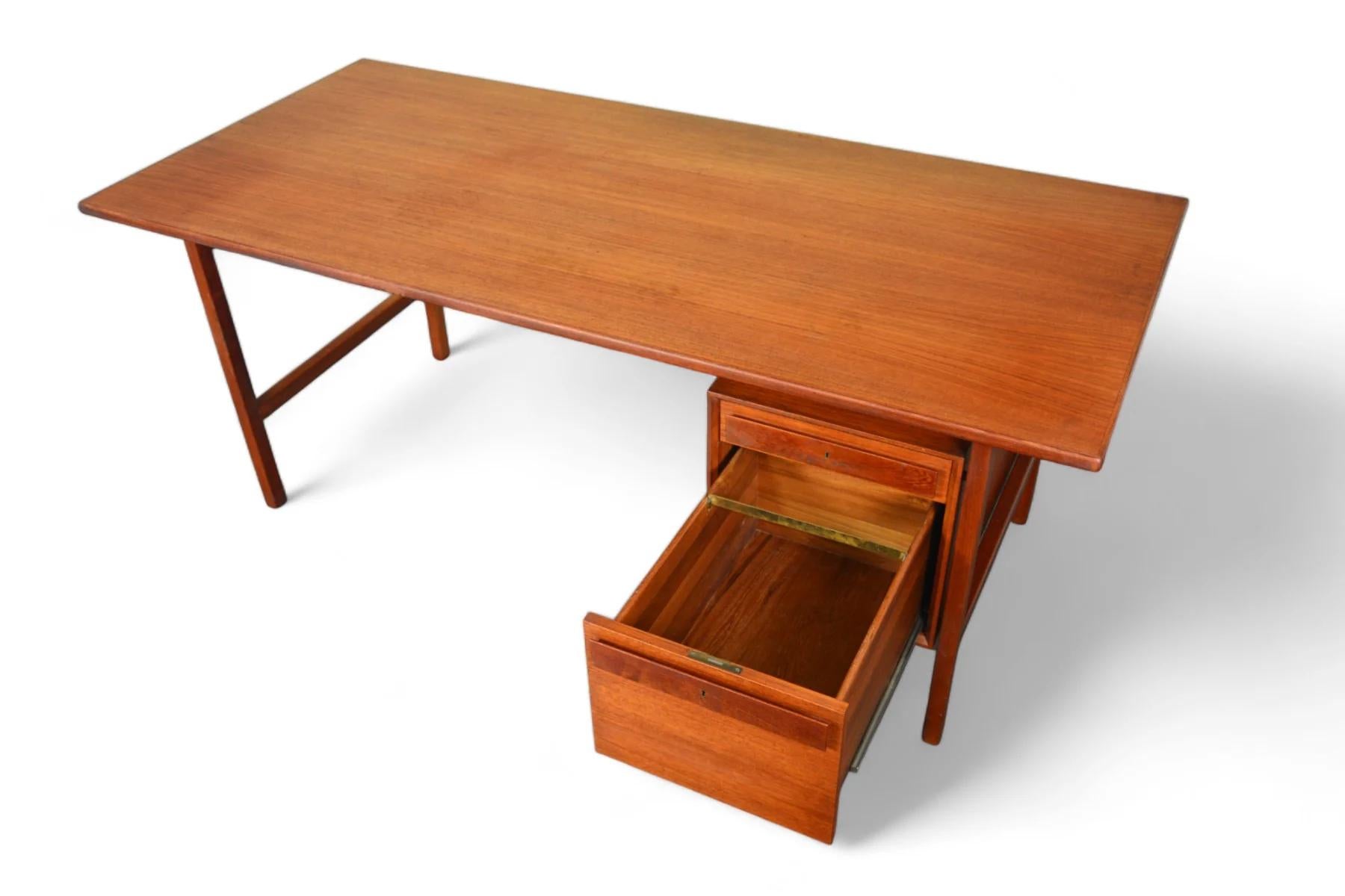Teak Grande scrivania moderna danese executive in teak in vendita