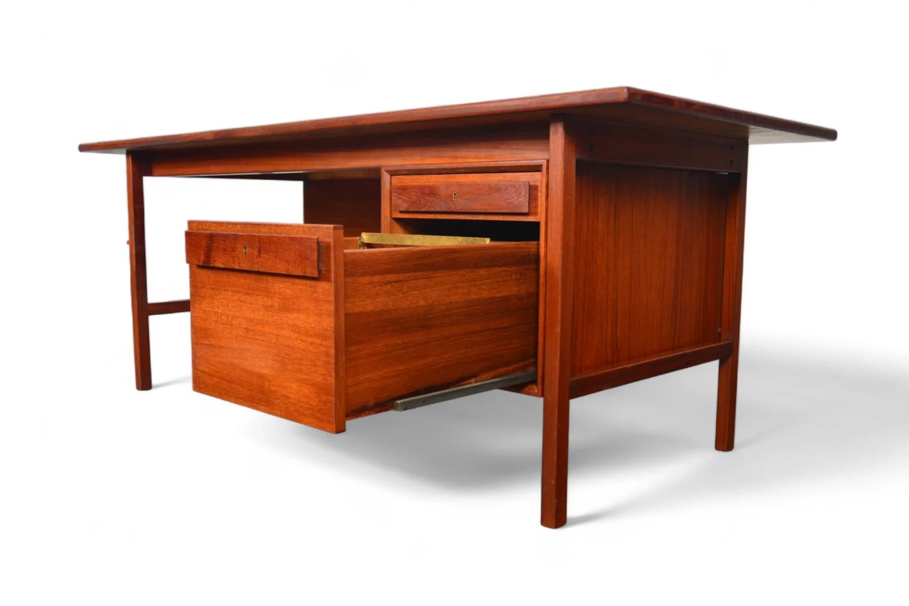 Grande scrivania moderna danese executive in teak in vendita 1