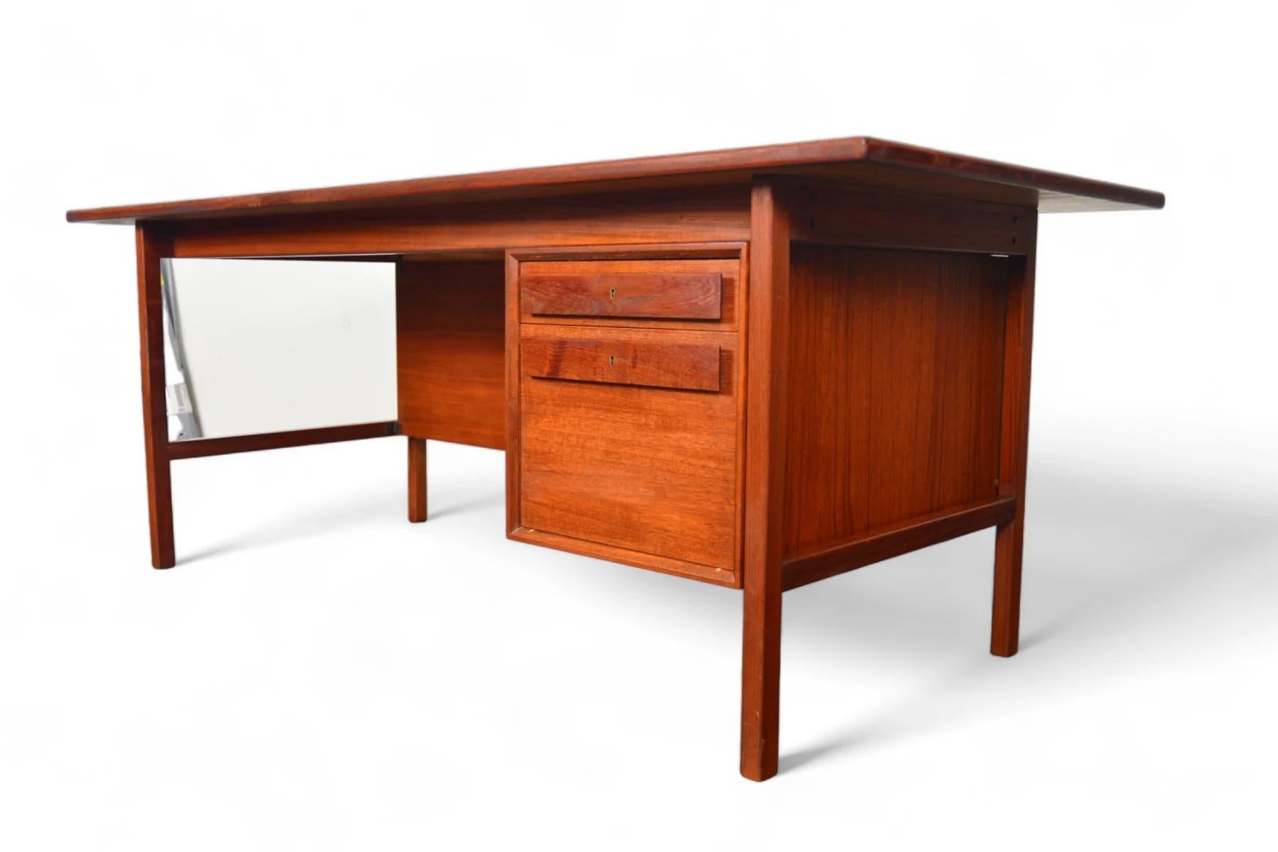 Grande scrivania moderna danese executive in teak in vendita 2