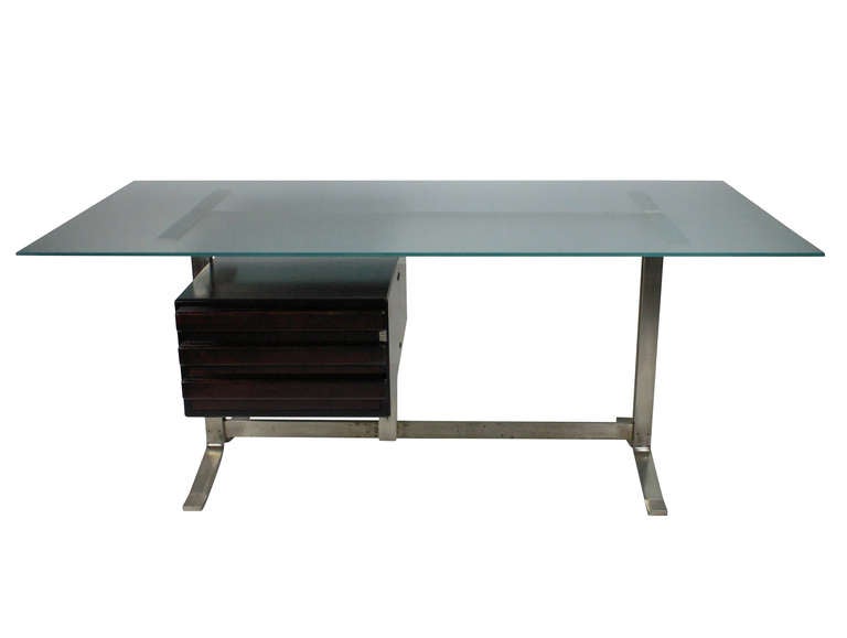 A large Italian executive desk by Forma Nova, designed by Gianni Moscatelli. In brushed steel and hardwood with an opaque glass top.