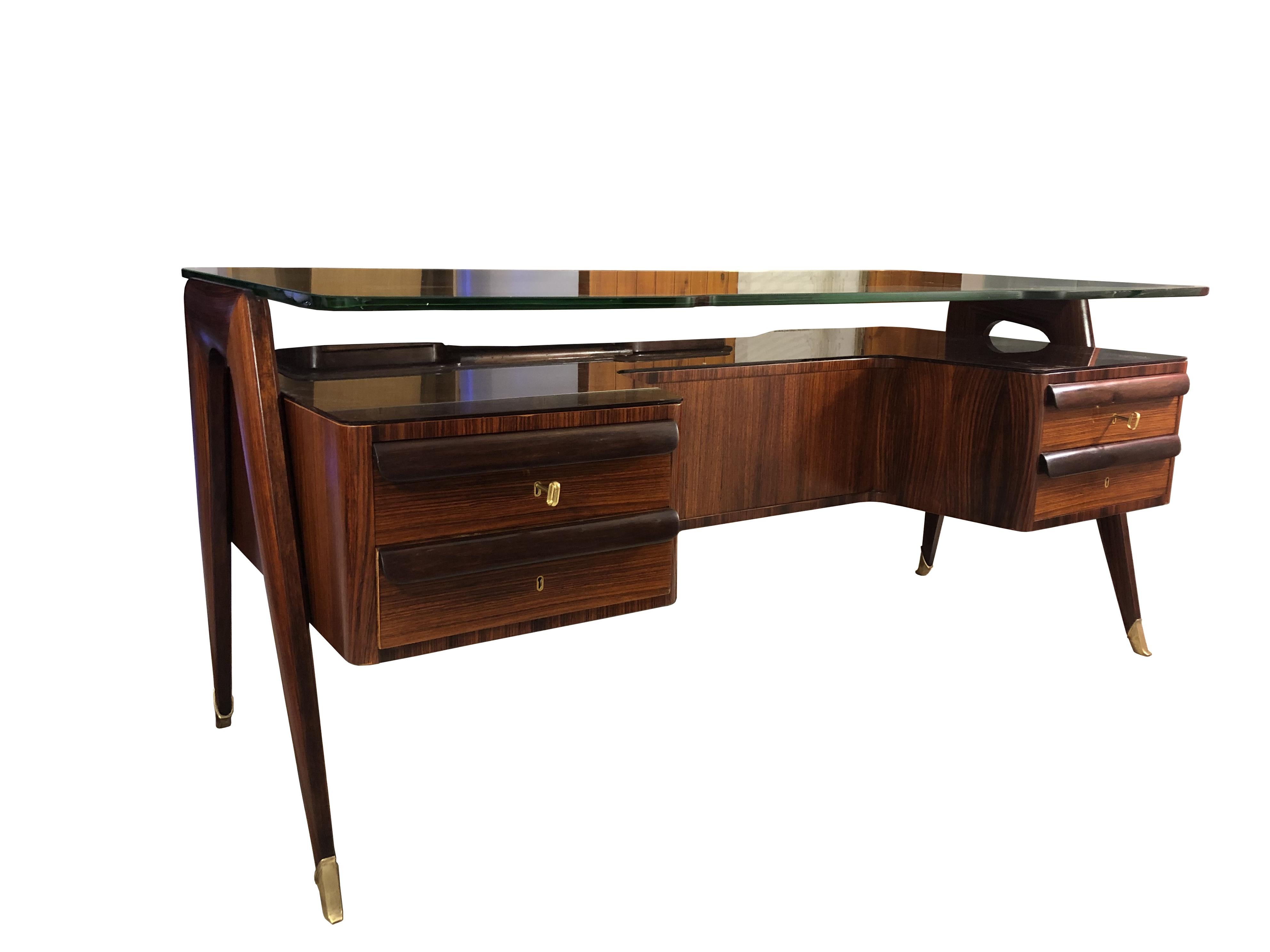 Se trata de un gran escritorio ejecutivo que aparece en varias revistas de muebles.