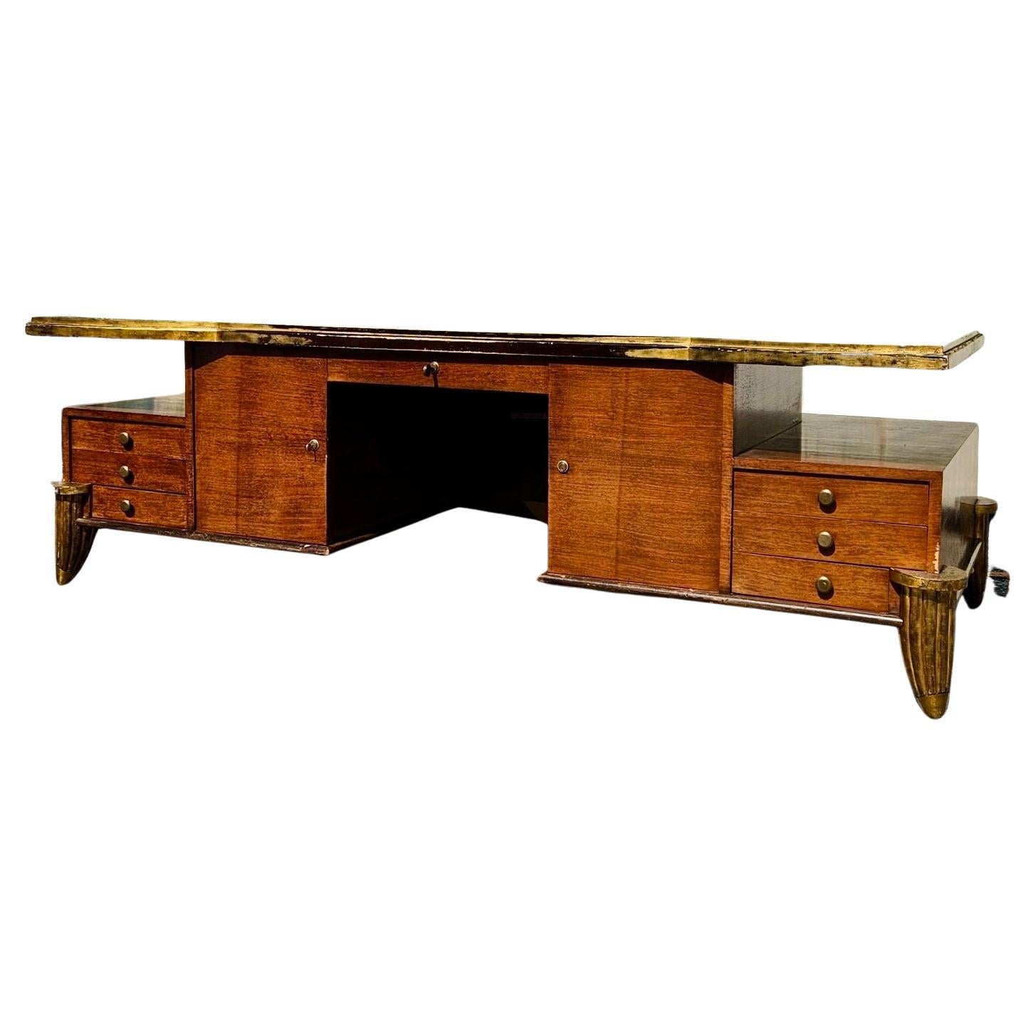 Ce bureau de direction des années 1940, provenant d'une propriété de Palm Beach décorée par Juan Pablo Molineux, est un chef-d'œuvre d'artisanat antique. Il présente une finition laquée noire et un plateau en feuilles d'or, créant un contraste