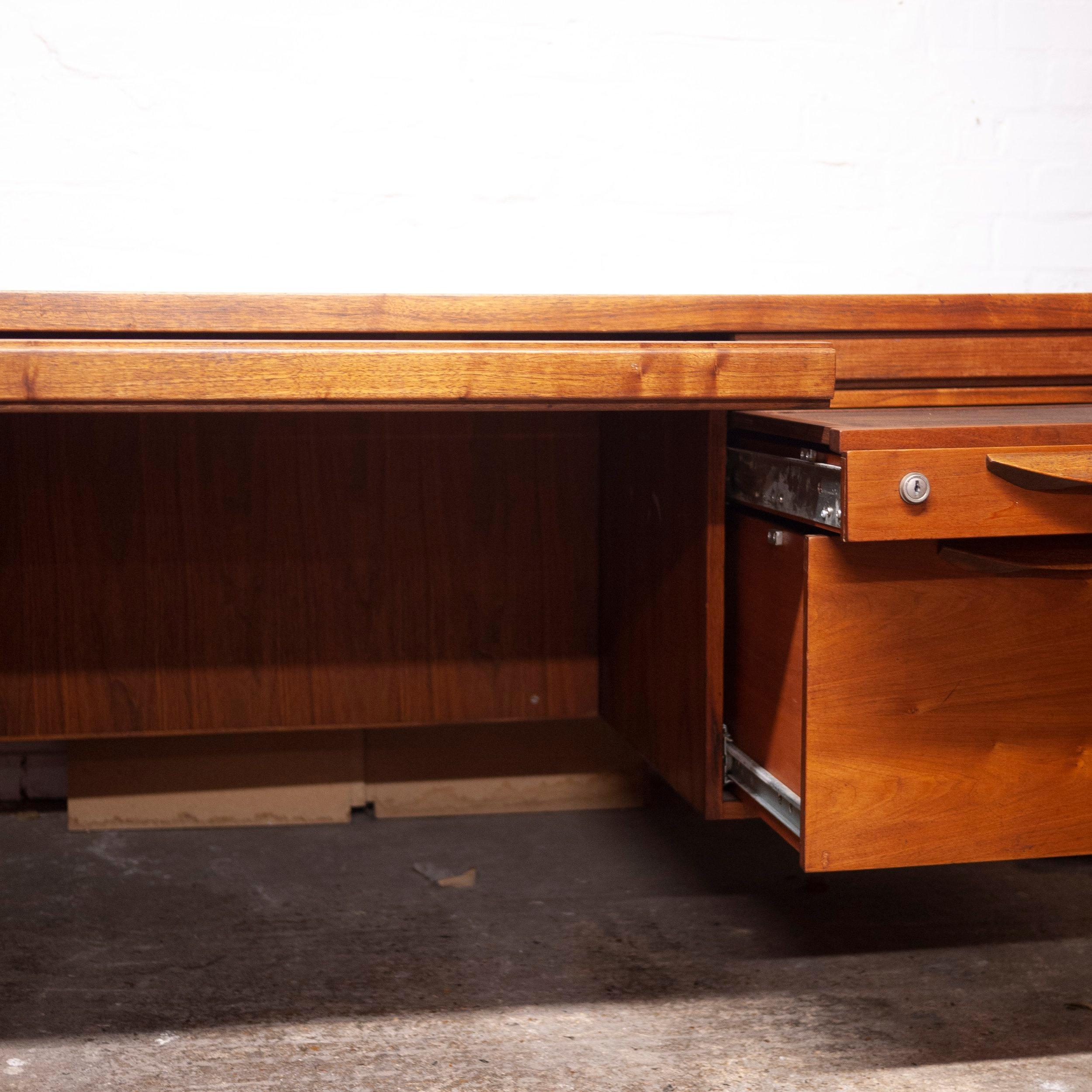 Mid-Century Modern Large Executive Walnut Writing Desk by Jens Risom, 1960s For Sale
