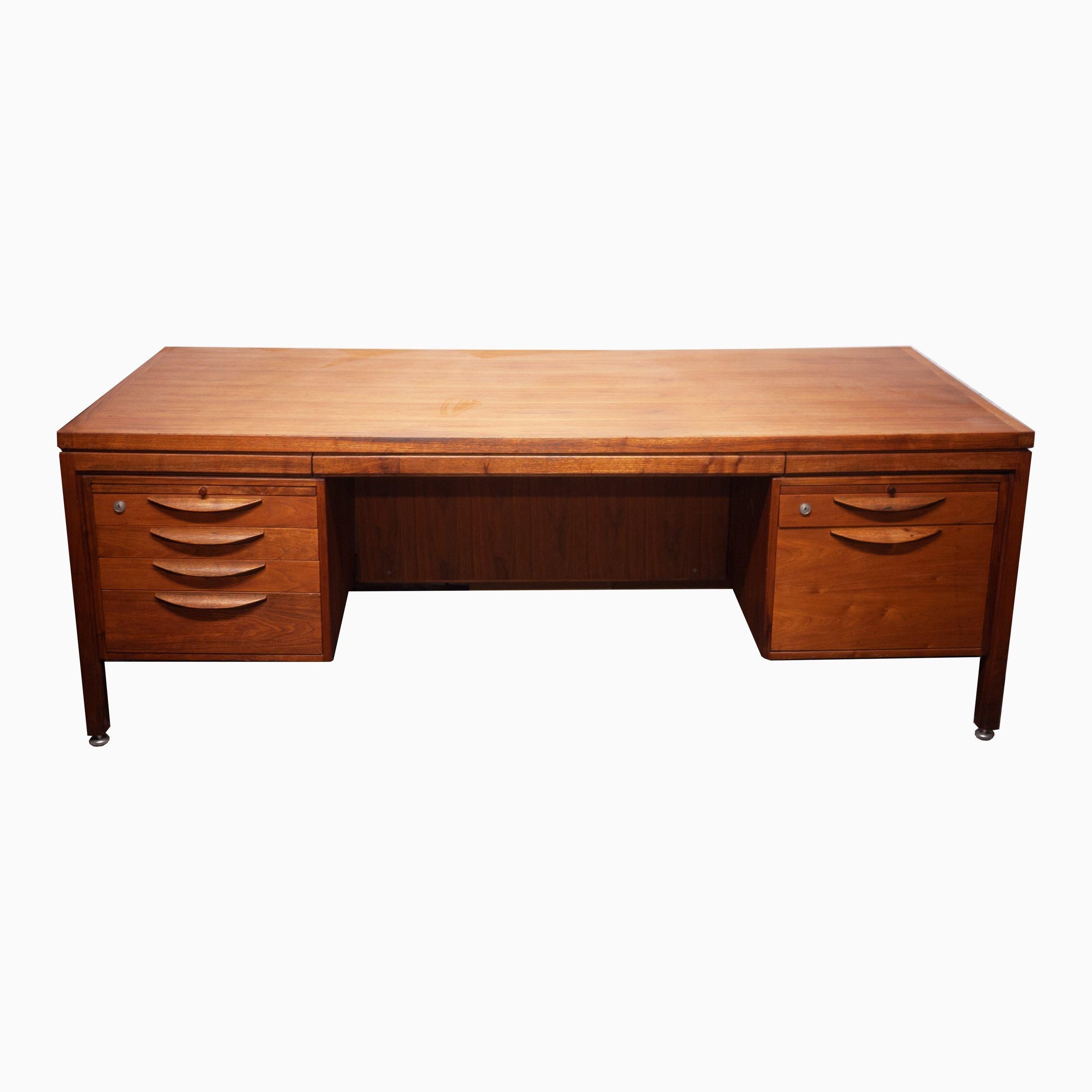 Large Executive Walnut Writing Desk by Jens Risom, 1960s For Sale 1