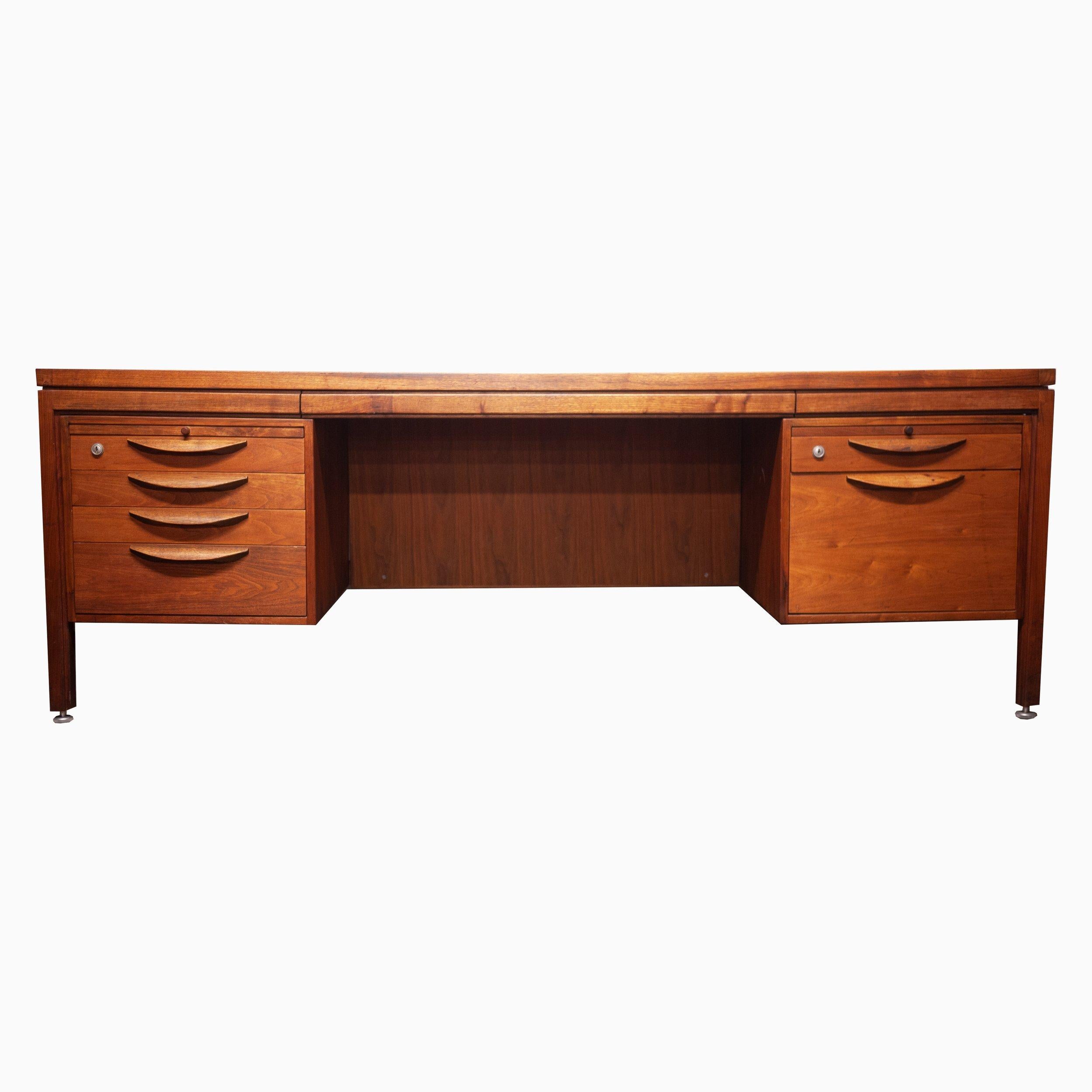 Large Executive Walnut Writing Desk by Jens Risom, 1960s For Sale 1