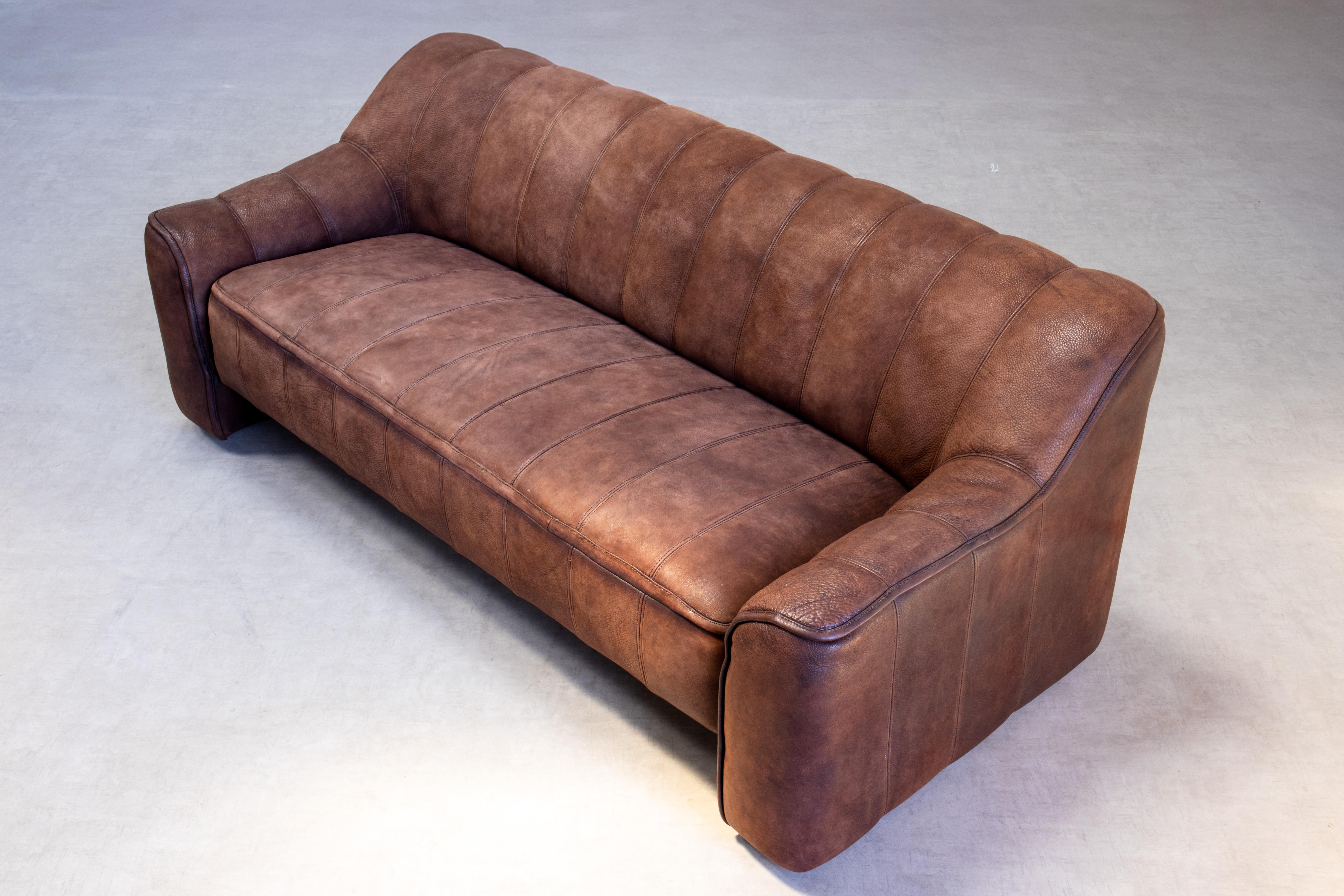 Peluche moderne du milieu du siècle fabriquée en Suisse. Le cuir de buffle 
