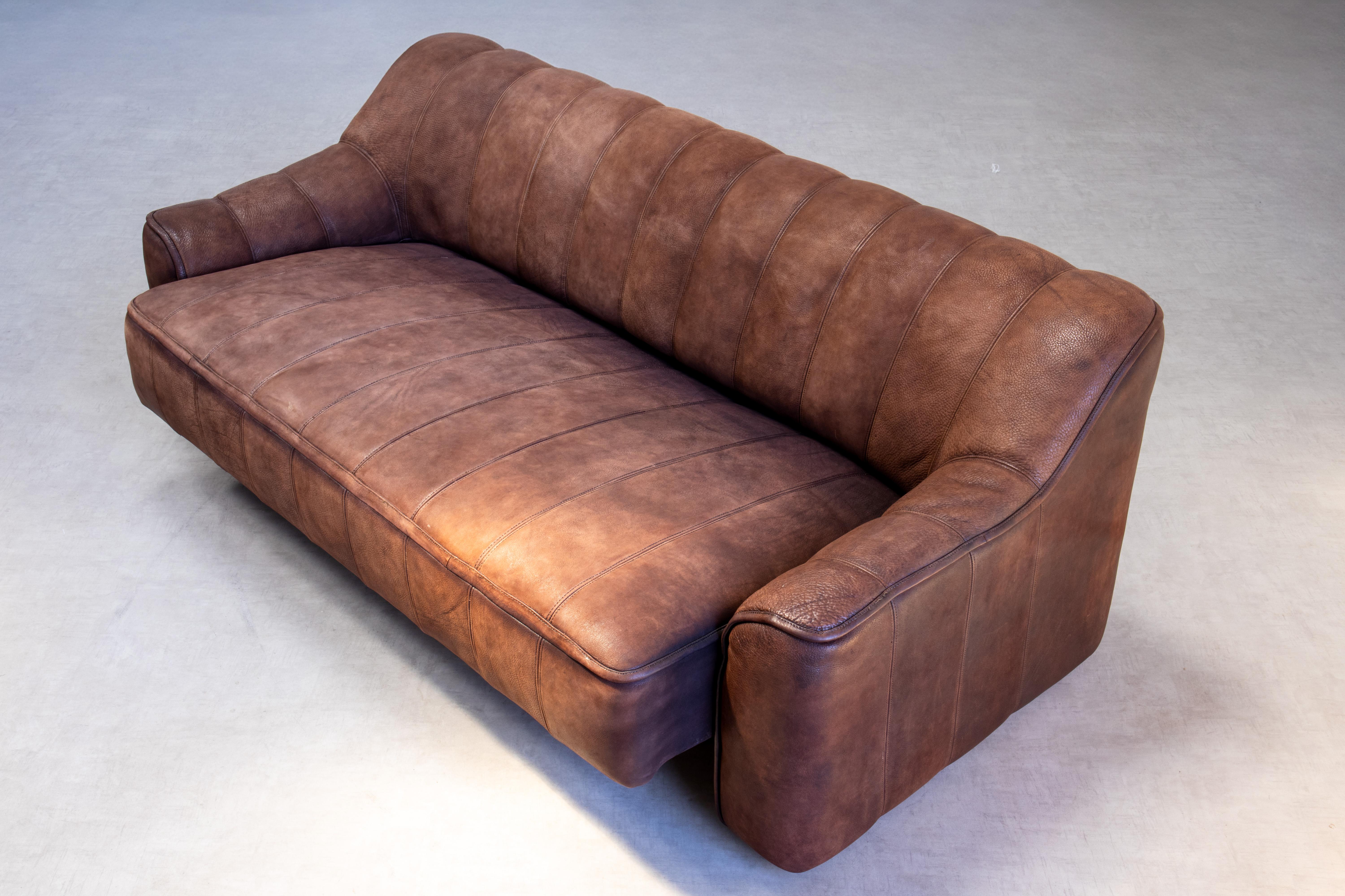 Mid-Century Modern Grand canapé 3 places extensible De Sede DS-44 en cuir de buffle brun tabac en vente