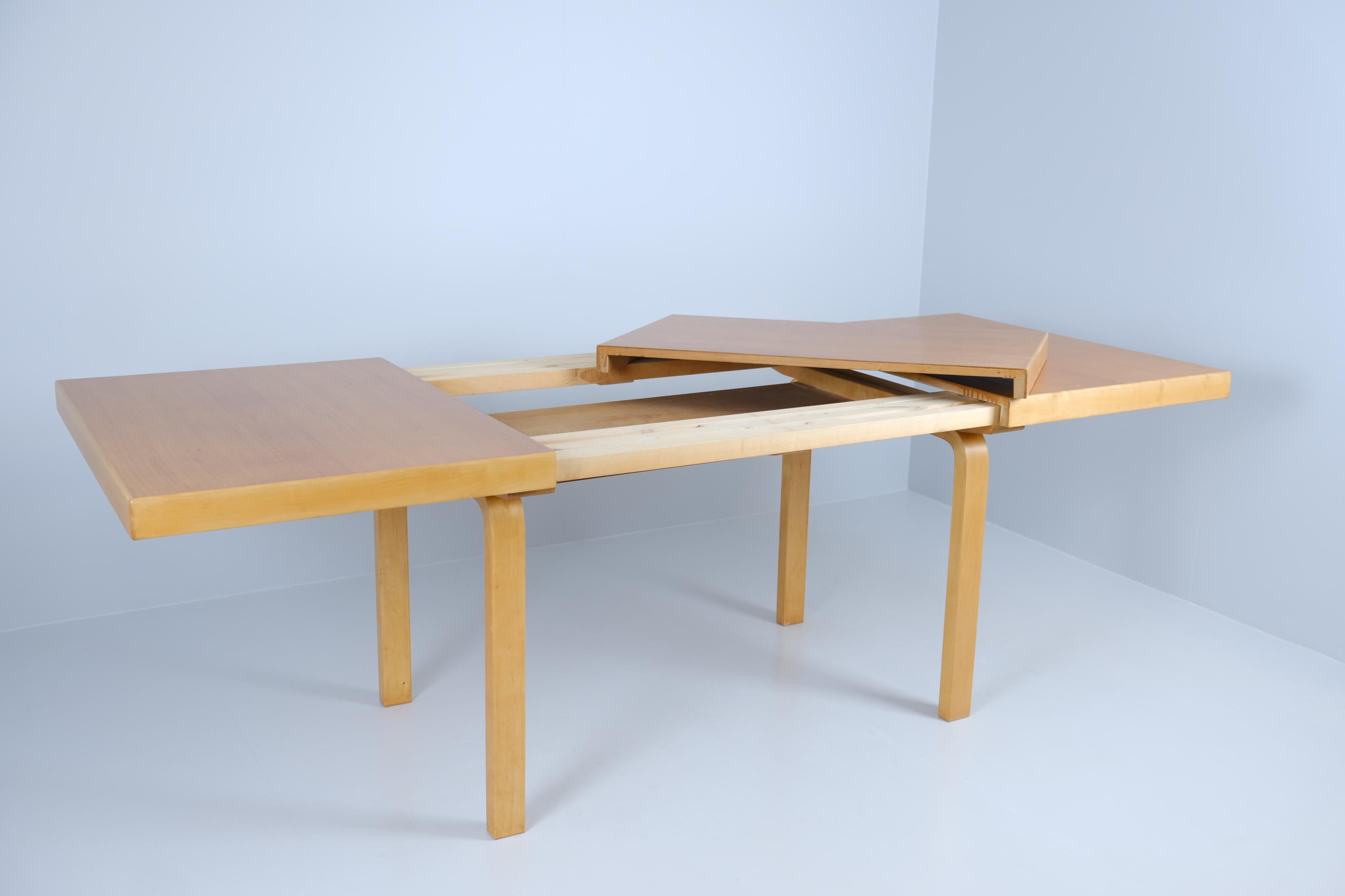 Grande tavolo da pranzo in legno espandibile di Alvar Aalto Modello 92, anni '40, Artek in vendita 3