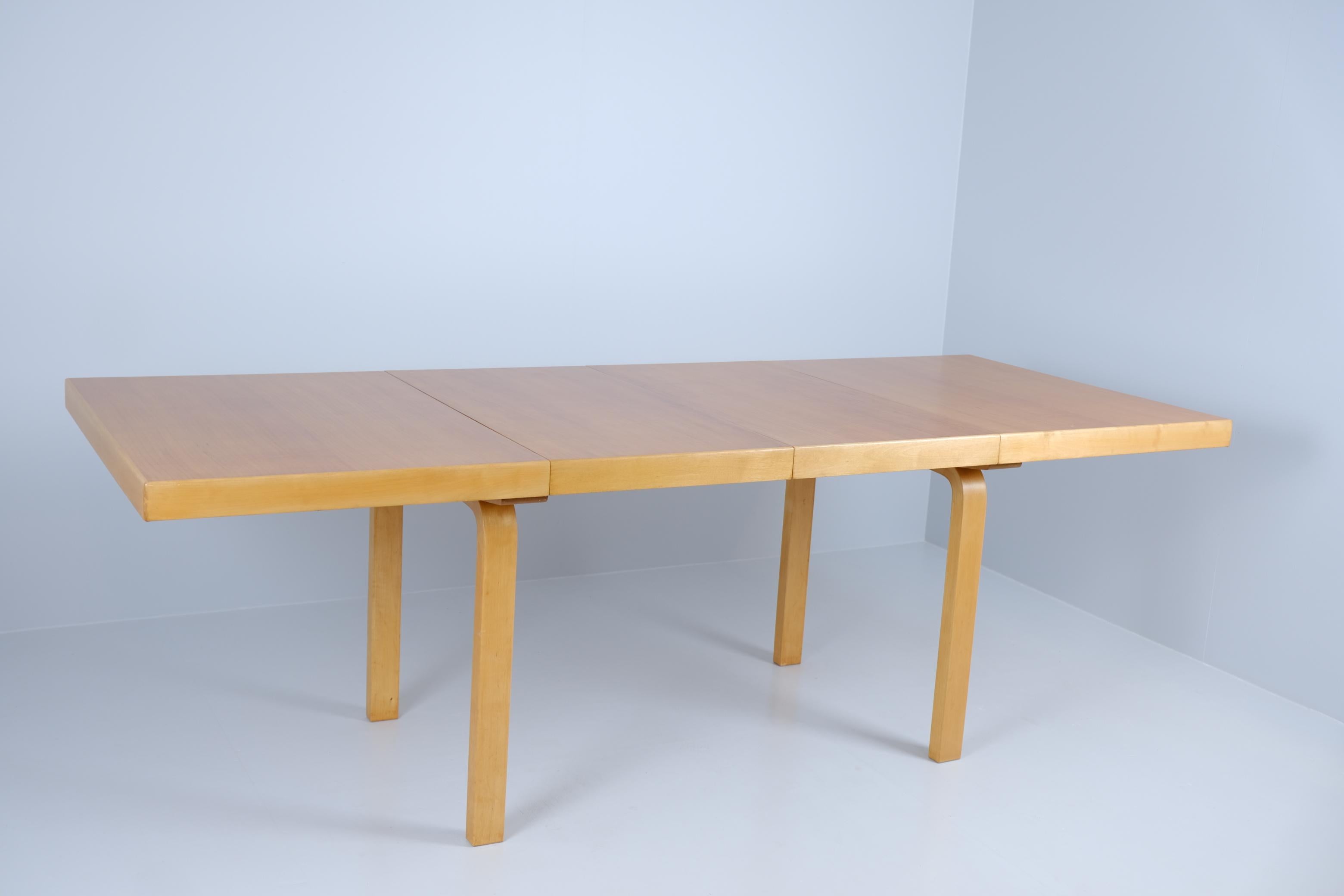 Grande tavolo da pranzo in legno espandibile di Alvar Aalto Modello 92, anni '40, Artek in vendita 5