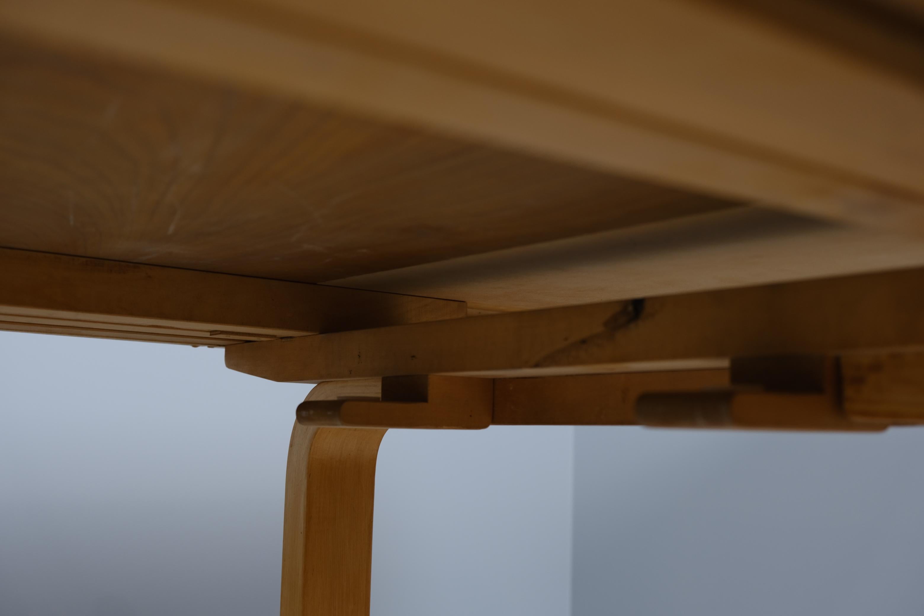 Grande tavolo da pranzo in legno espandibile di Alvar Aalto Modello 92, anni '40, Artek in vendita 7