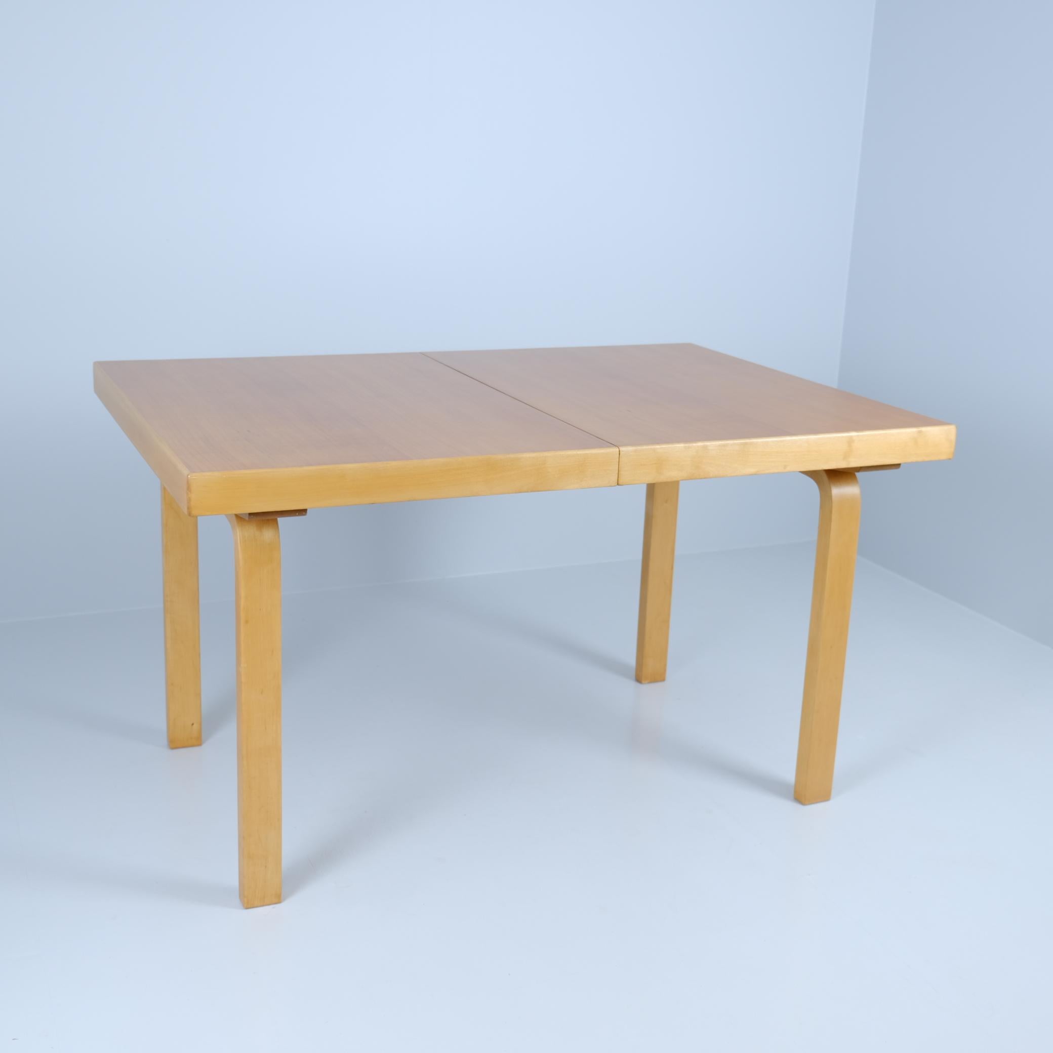 Si tratta di un bellissimo tavolo allungabile modello 92 di Alvar Aalto del 1940. Il corpo del tavolo è in betulla massiccia. La superficie del tavolo è laminata con impiallacciatura di Oak. Una prolunga da riporre sotto il piano del tavolo. La