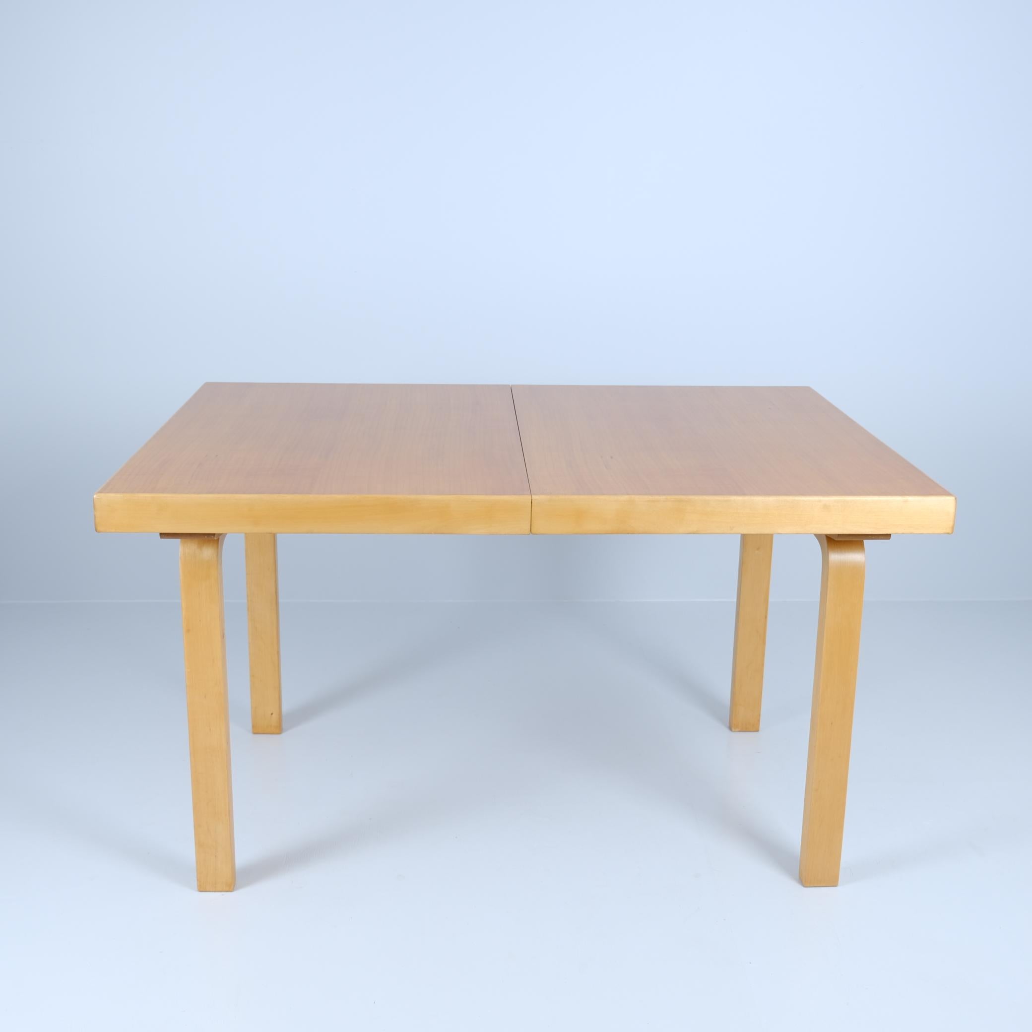 Scandinavo moderno Grande tavolo da pranzo in legno espandibile di Alvar Aalto Modello 92, anni '40, Artek in vendita