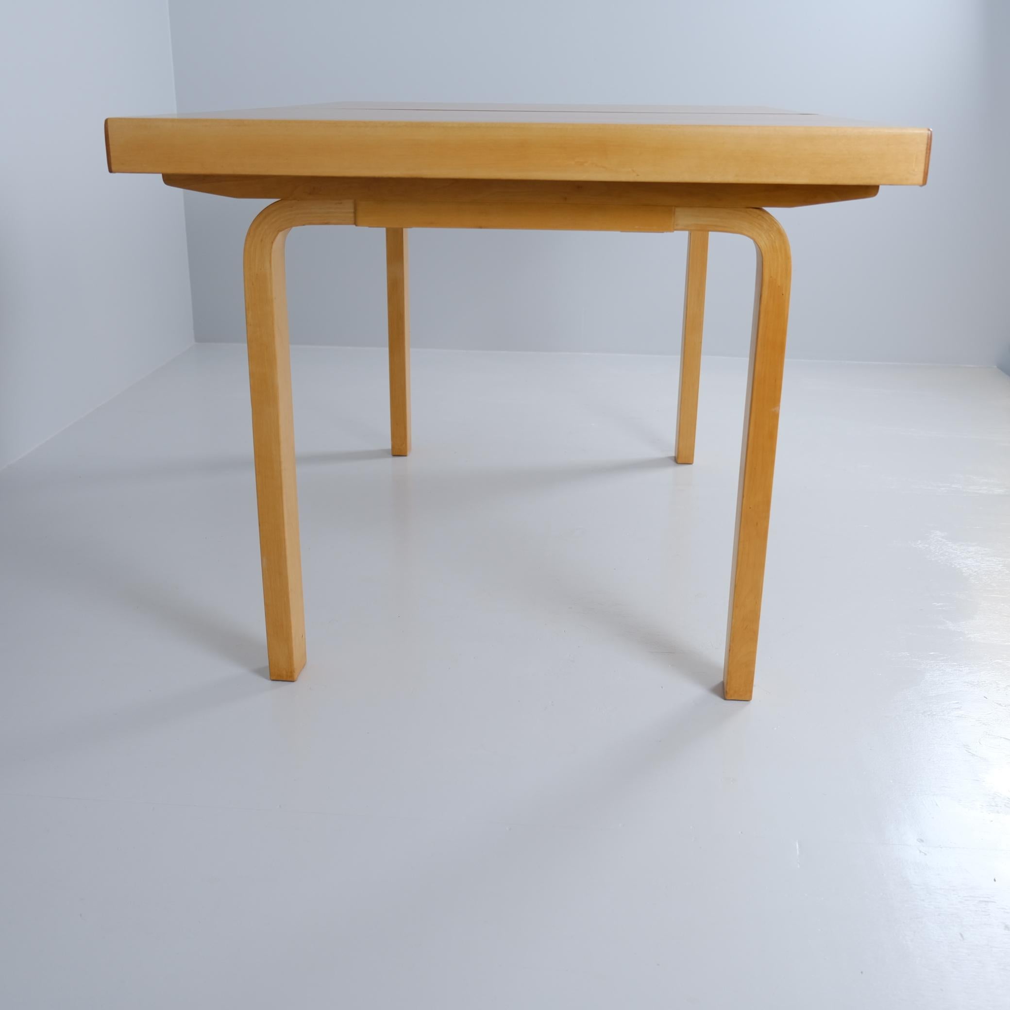 Finlandese Grande tavolo da pranzo in legno espandibile di Alvar Aalto Modello 92, anni '40, Artek in vendita