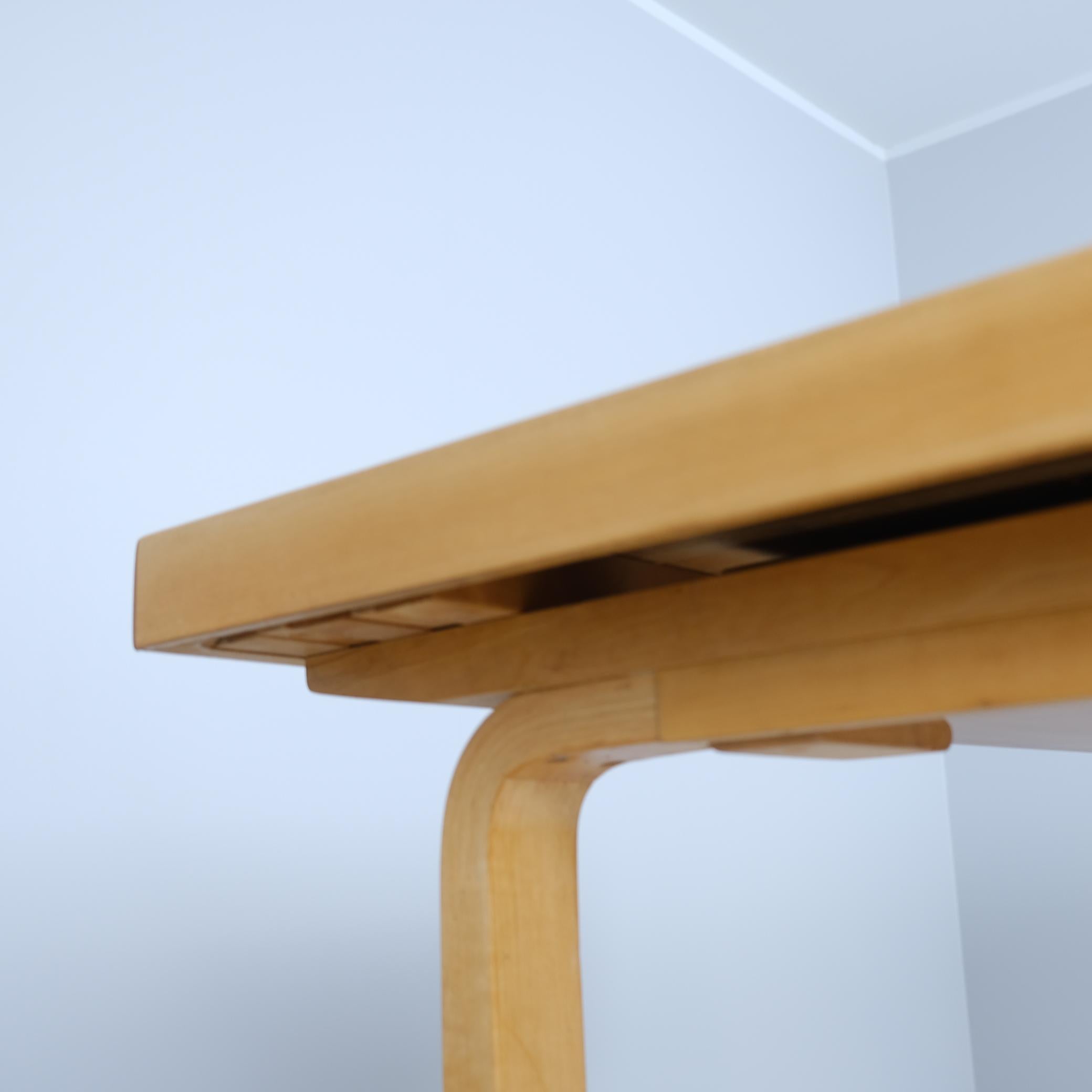 Metà XX secolo Grande tavolo da pranzo in legno espandibile di Alvar Aalto Modello 92, anni '40, Artek in vendita