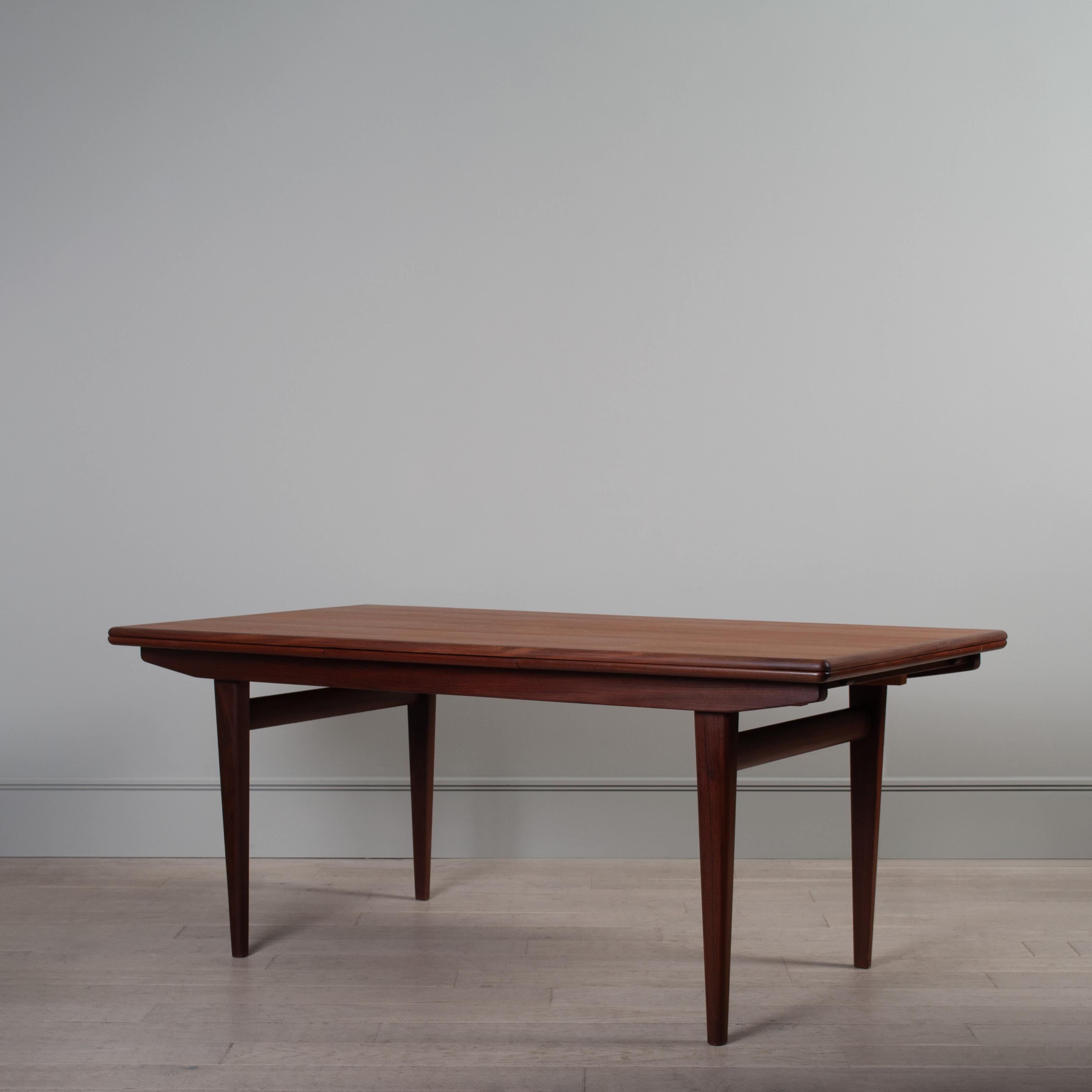 Une très grande table de salle à manger en teck - qui s'étend sur 2,9 m.
Chaque feuille extensible mesure environ 61 cm et peut être utilisée indépendamment l'une de l'autre. Il s'agit d'une table moderne scandinave substantielle et robuste au