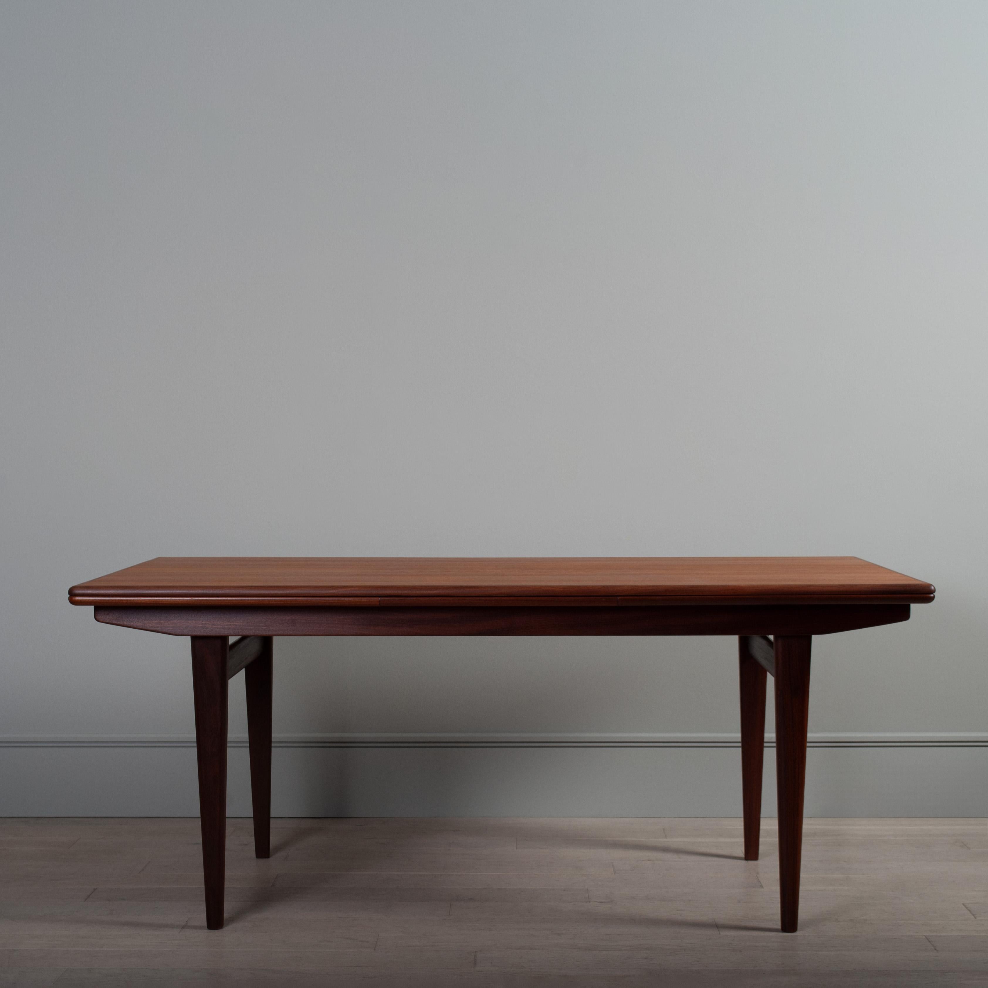 Scandinave moderne Très grande table à manger extensible en teck en vente