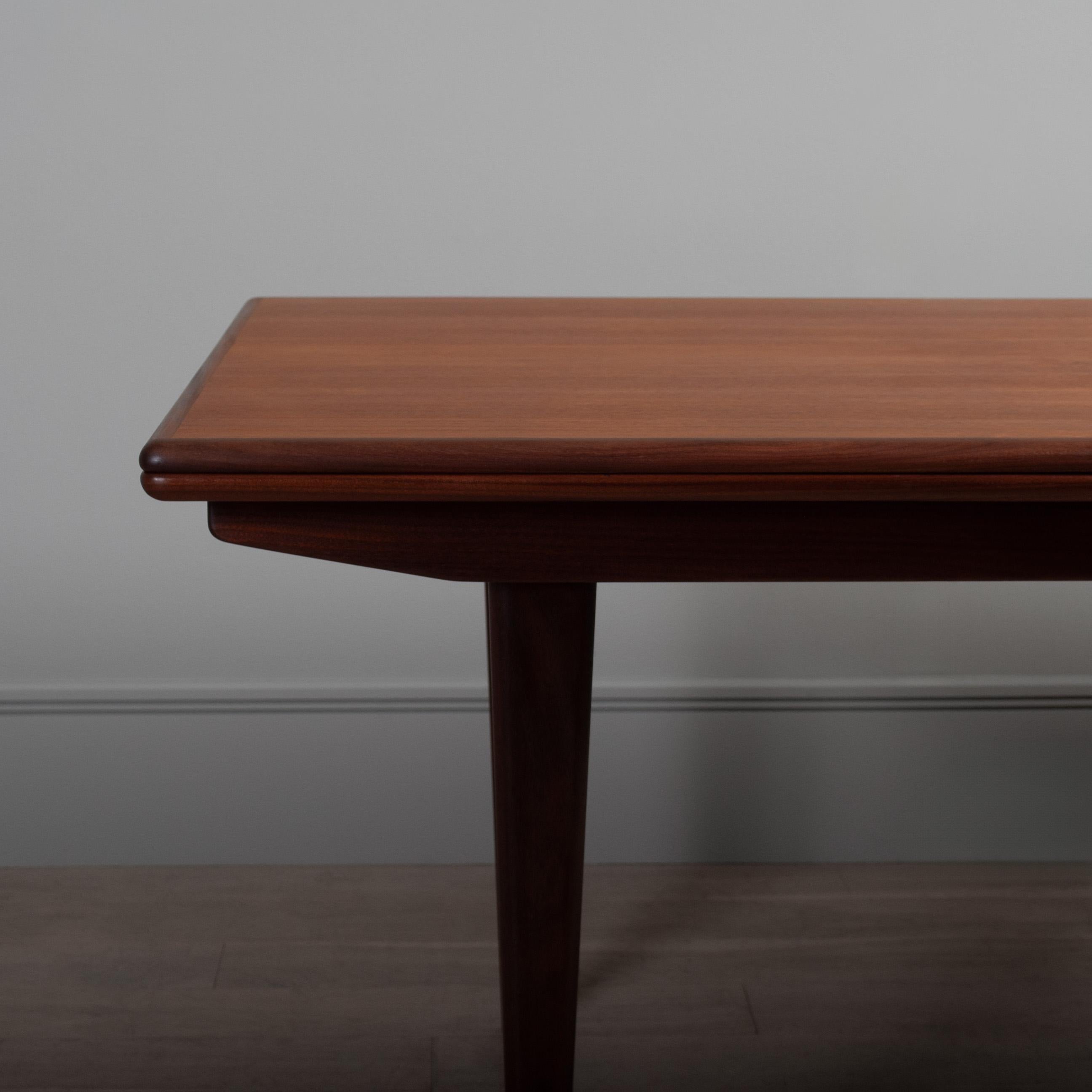 Danois Très grande table à manger extensible en teck en vente