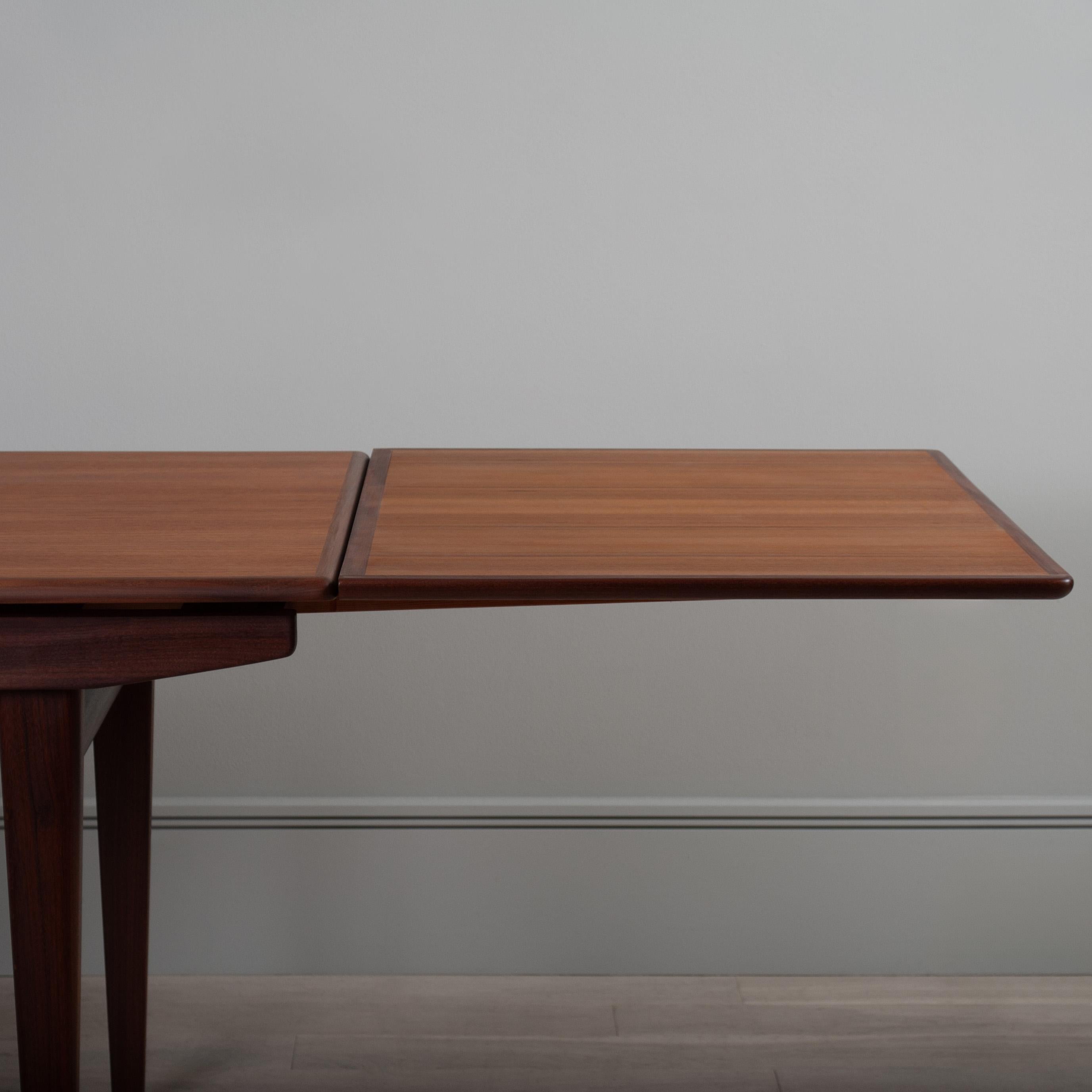 20ième siècle Très grande table à manger extensible en teck en vente