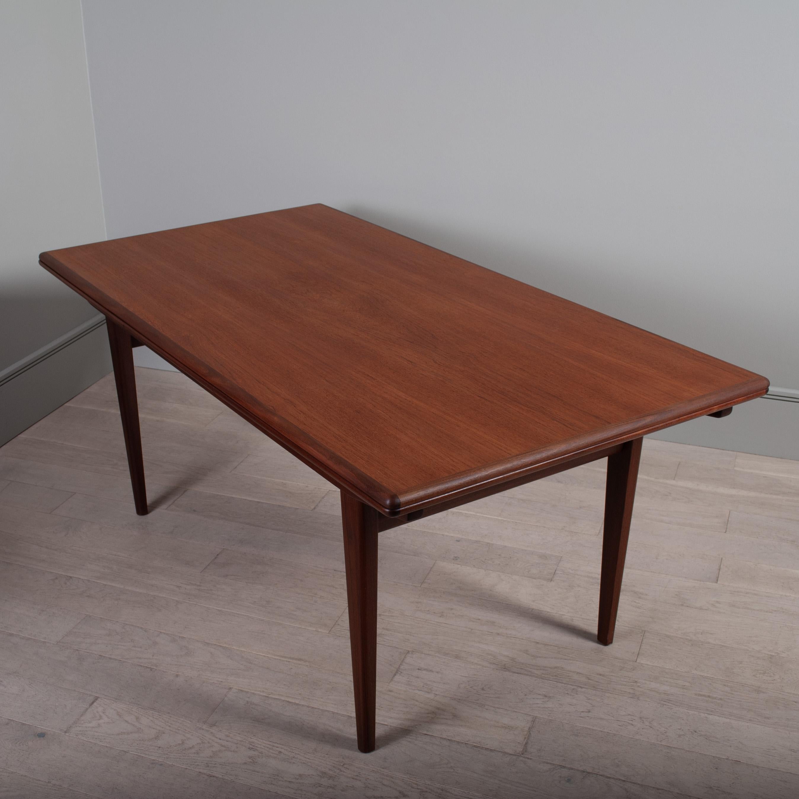Teck Très grande table à manger extensible en teck en vente