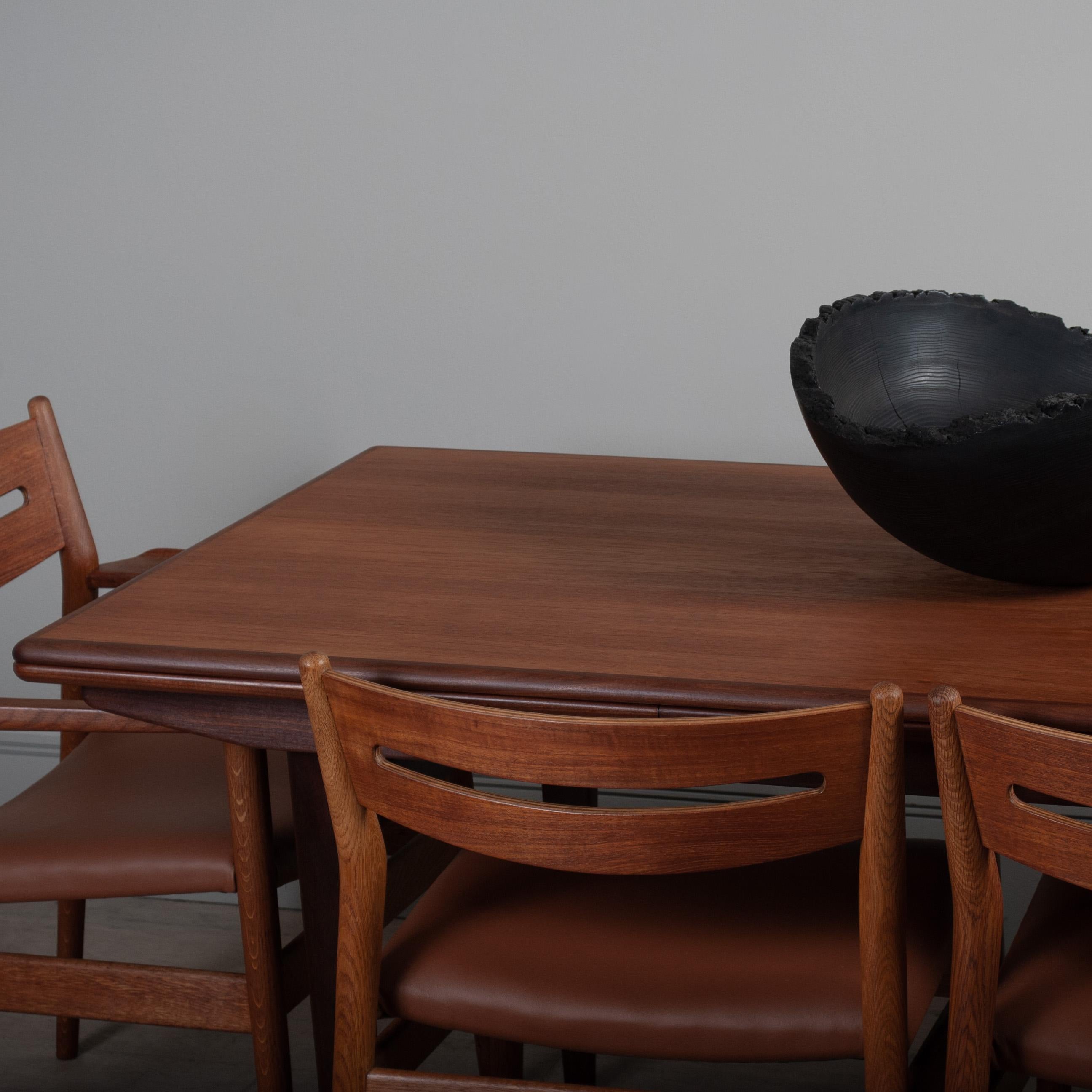 Très grande table à manger extensible en teck en vente 1