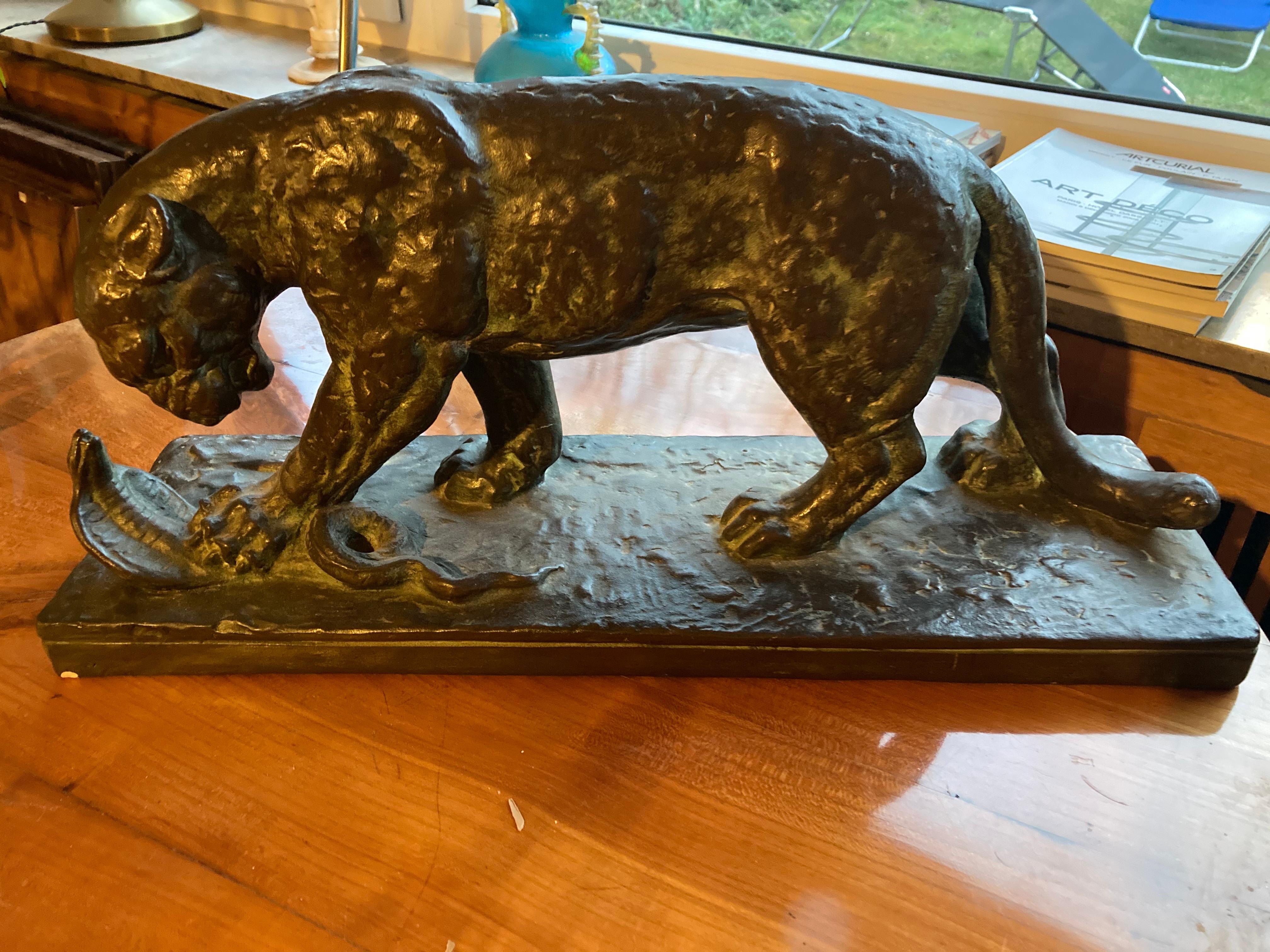 Große ausdrucksstarke französische Art Déco Skulptur Panther mit Kobra von Felix Guis. im Angebot 3