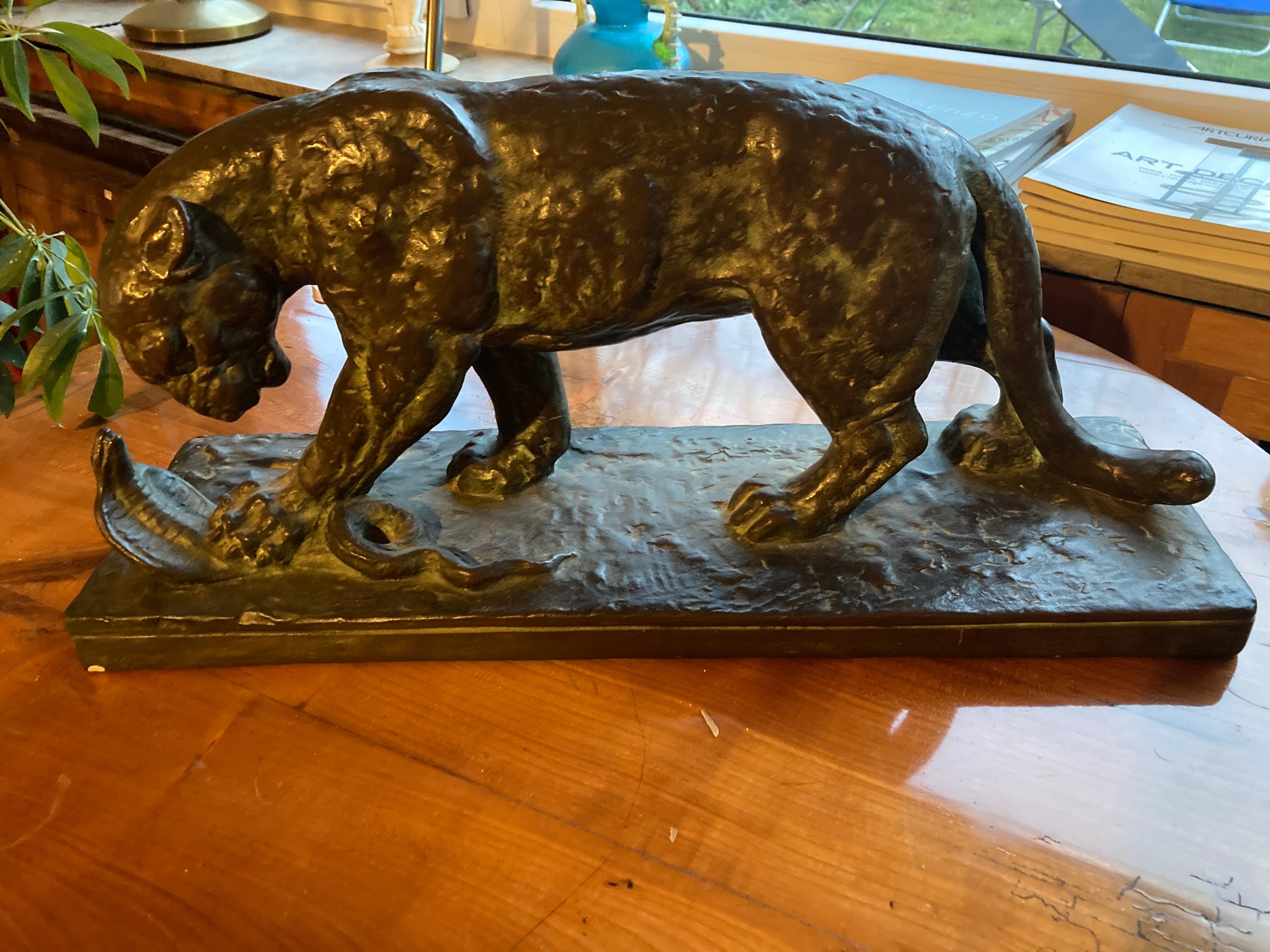 Große ausdrucksstarke französische Art Déco Skulptur Panther mit Kobra von Felix Guis. (Terrakotta) im Angebot
