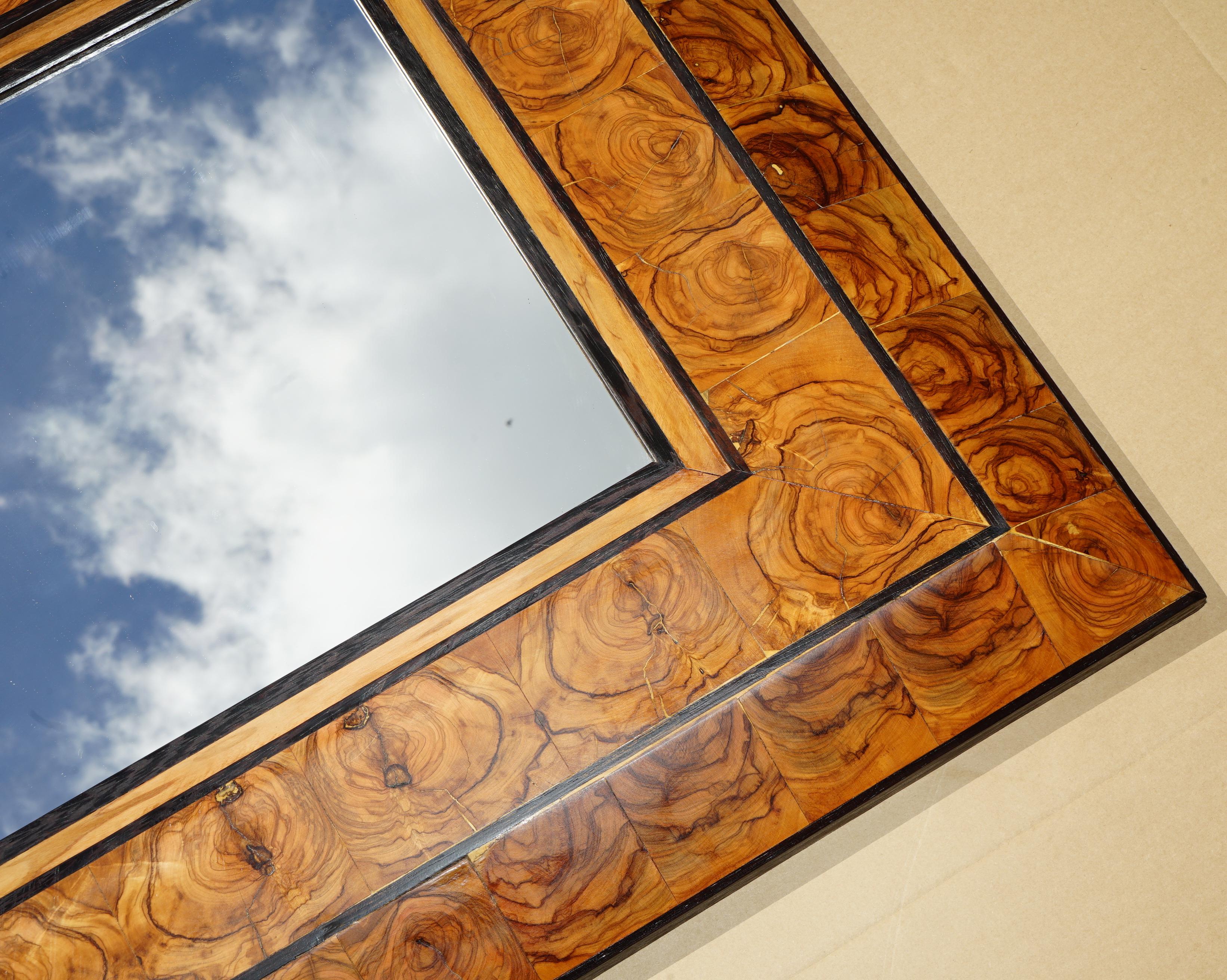 Inglese GRANDE SPECCHIO DA PARETE IN LEGNO OYSTER LABURNUM CON TELAIO A CUSCINO SUBLiME PATINA in vendita