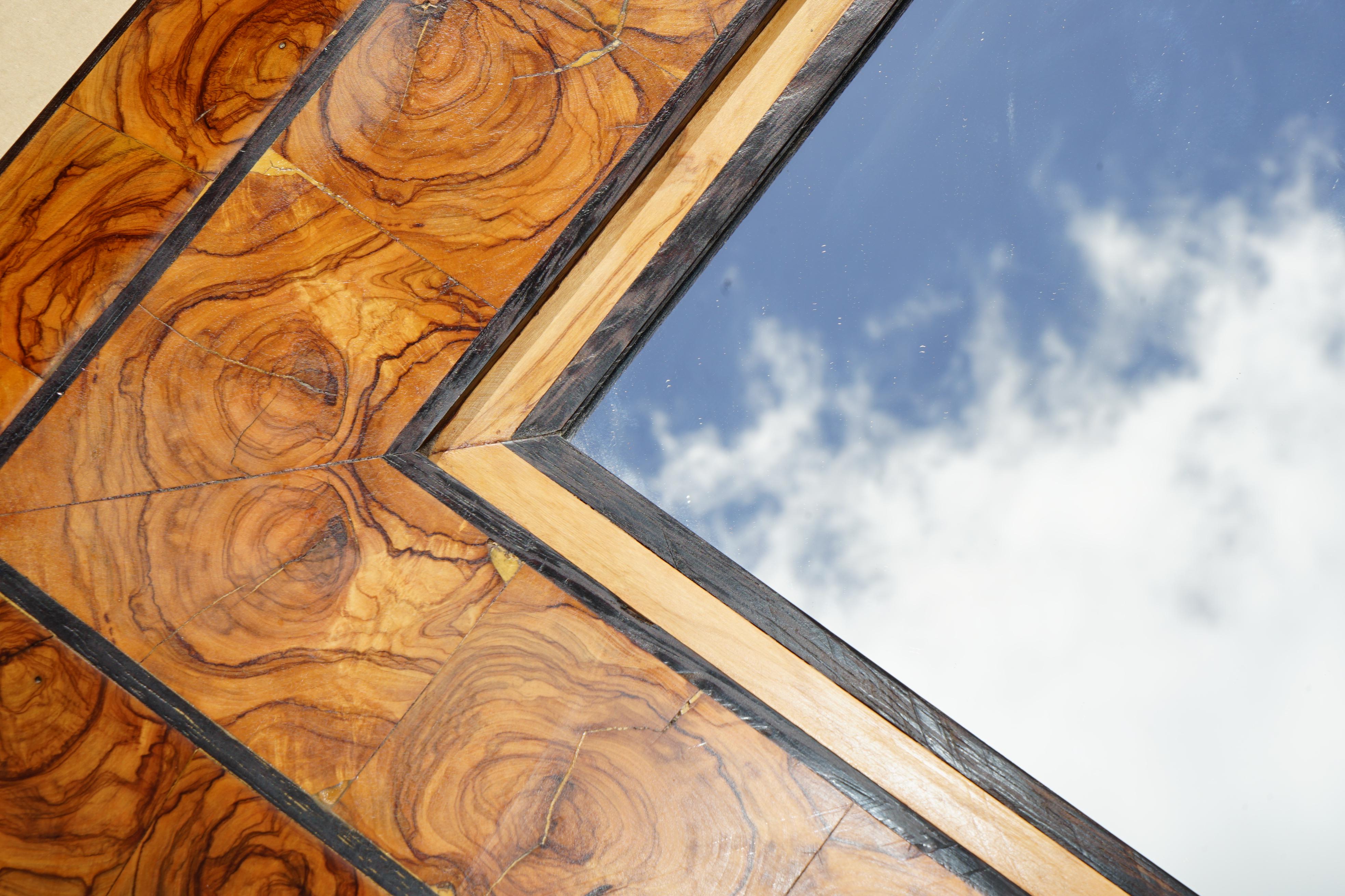 XX secolo GRANDE SPECCHIO DA PARETE IN LEGNO OYSTER LABURNUM CON TELAIO A CUSCINO SUBLiME PATINA in vendita