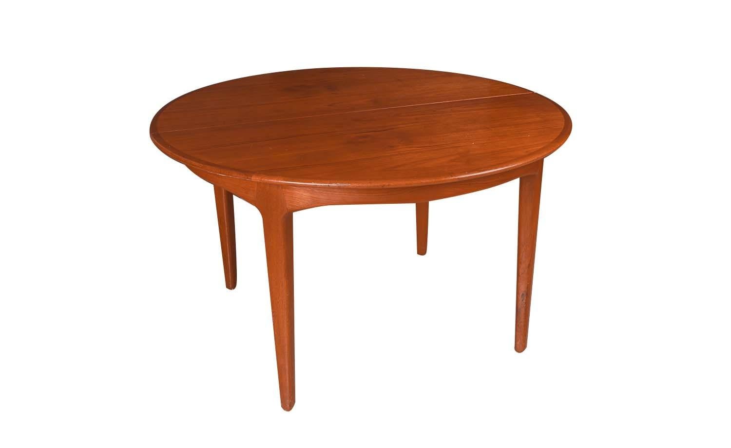 Large extendable Danish teak dining table model 62 by Henning Kjaernulf 1960. For Sale 4