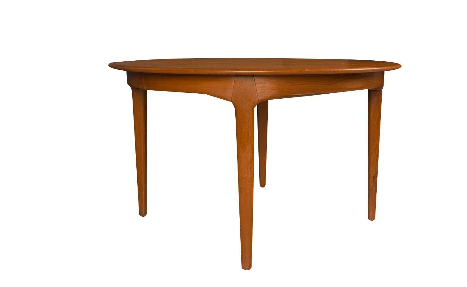 Large extendable Danish teak dining table model 62 by Henning Kjaernulf 1960. For Sale 5