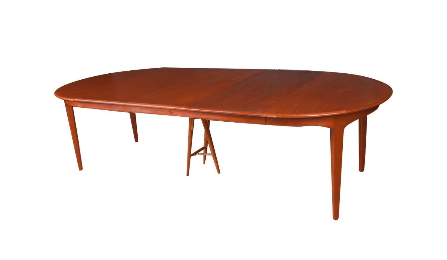Very large Scandinavian dining table with three extension leaves (all with a solid edge for added sturdiness and elegance) and a removable central leg that unfolds automatically when the table is extended. It seats up to 12 people. Beautifully