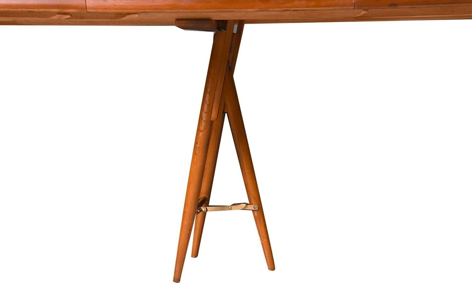 Large extendable Danish teak dining table model 62 by Henning Kjaernulf 1960. In Excellent Condition For Sale In JOINVILLE-LE-PONT, FR