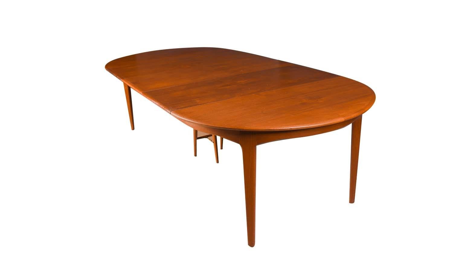 Large extendable Danish teak dining table model 62 by Henning Kjaernulf 1960. For Sale 1