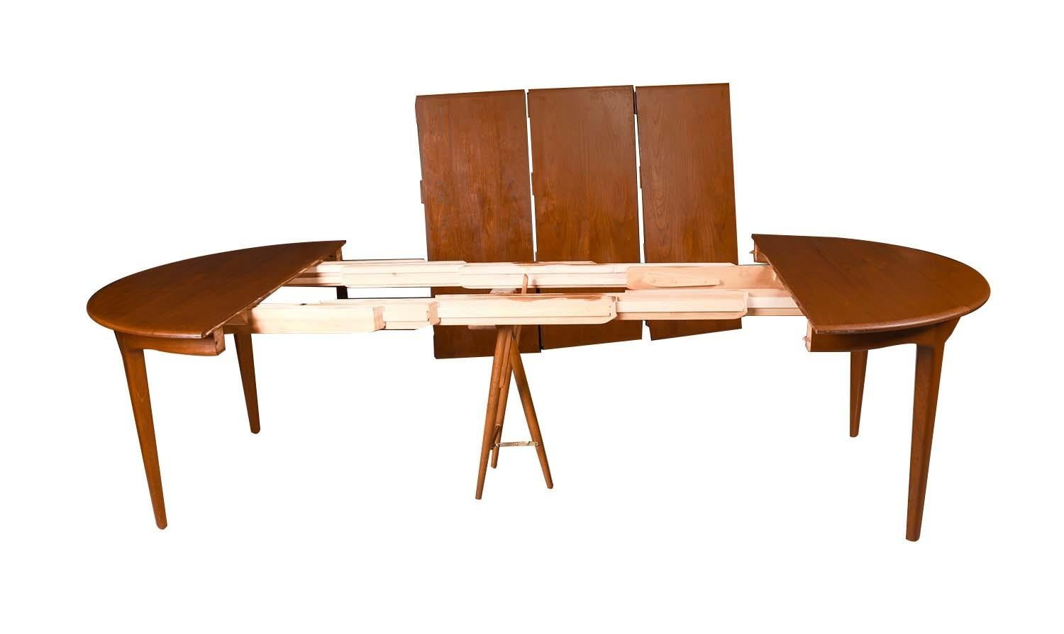 Large extendable Danish teak dining table model 62 by Henning Kjaernulf 1960. For Sale 2