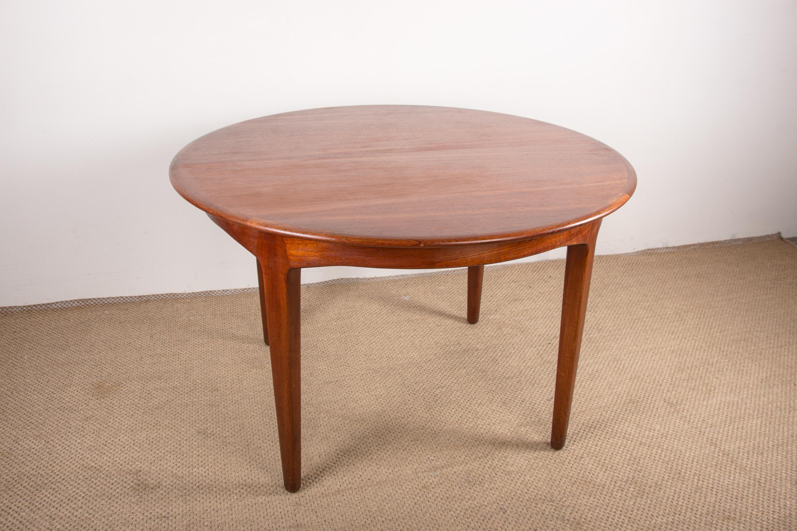 Very large Scandinavian dining room table with its three extensions (including one with a full edge) and its removable central leg, it can accommodate up to 12 people. Very good manufacturing quality, beautiful wood grain. Model designed in 1958 and