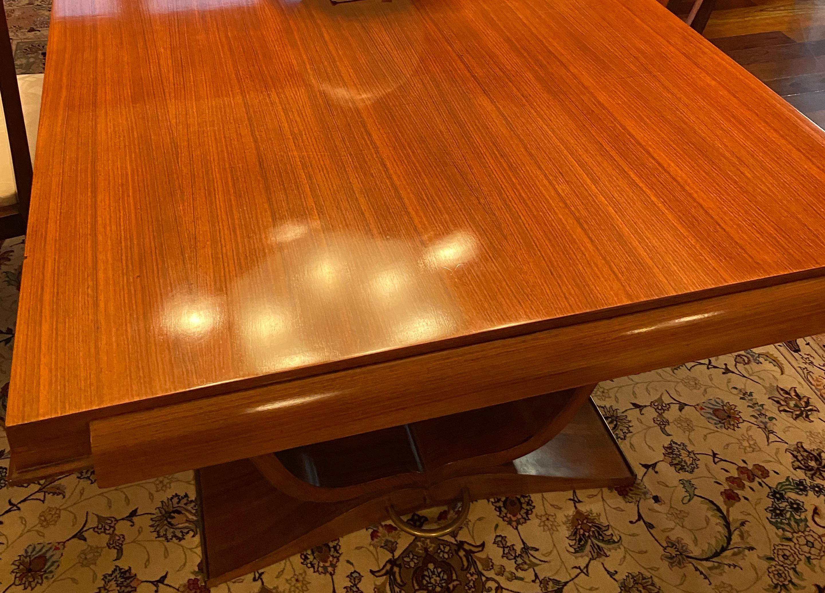 Cette étonnante grande table à manger extensible de style Art déco français incarne l'élégance et la fonctionnalité d'un design raffiné. Fabriqué en palissandre luxueux (bois massif et placage) à la manière des tables de Jules Leleu, il est doté