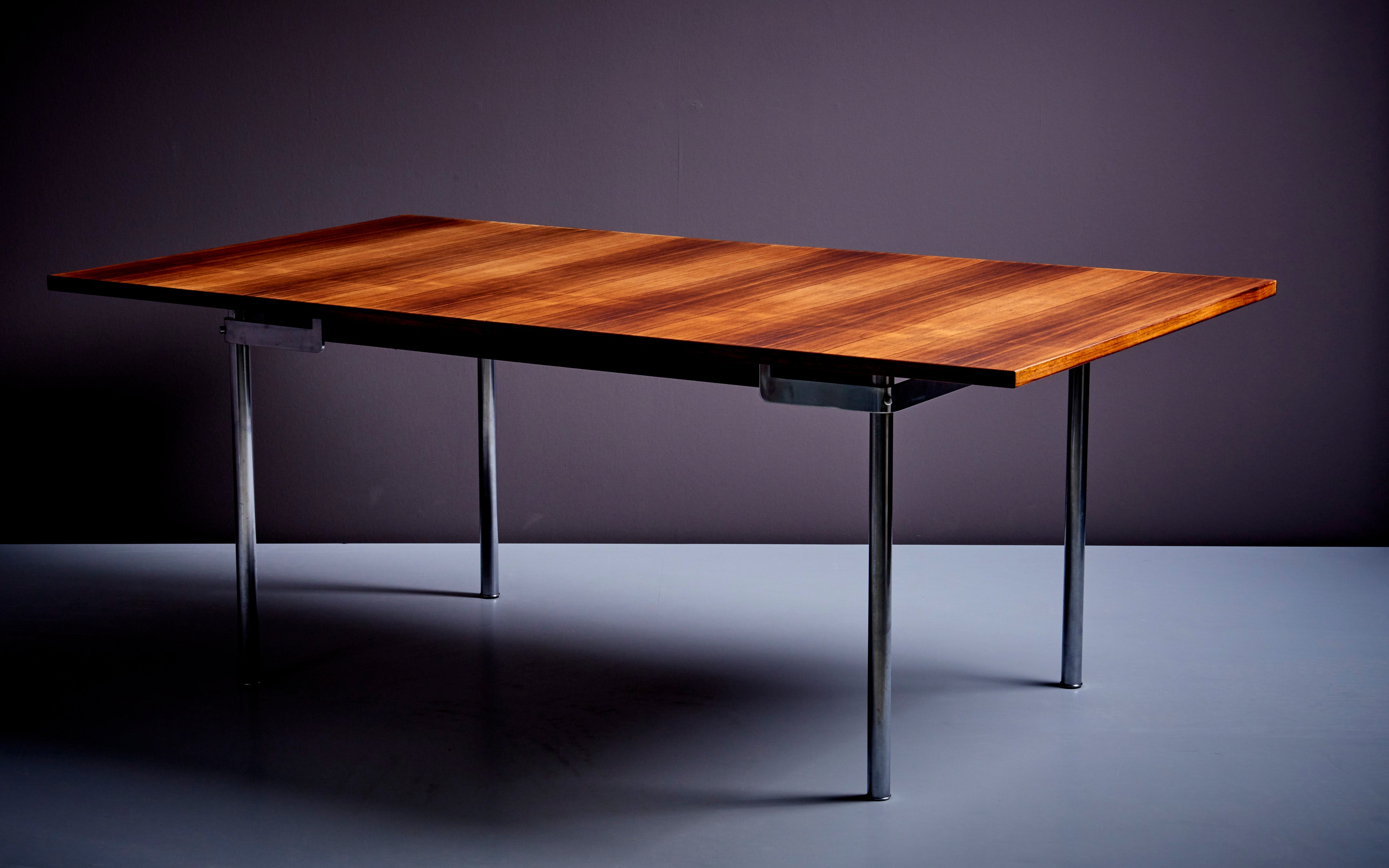 Mid-Century Modern Large Extendable Hans Wegner Dining Table in Rosewood, Denmark  For Sale