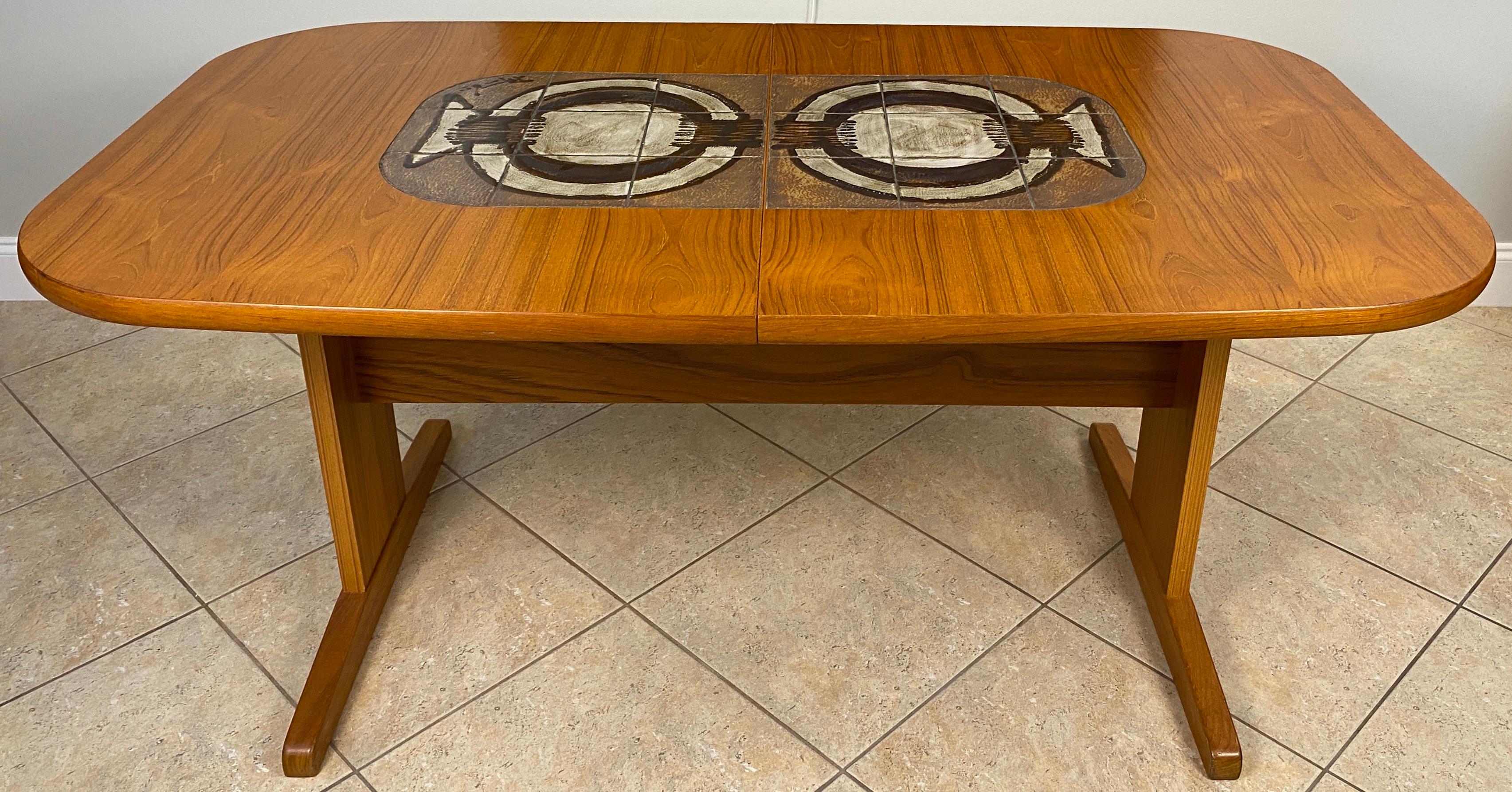 Large Mid-Century Extendable Danish Dining Table or MCM Teak Dining Table For Sale 4