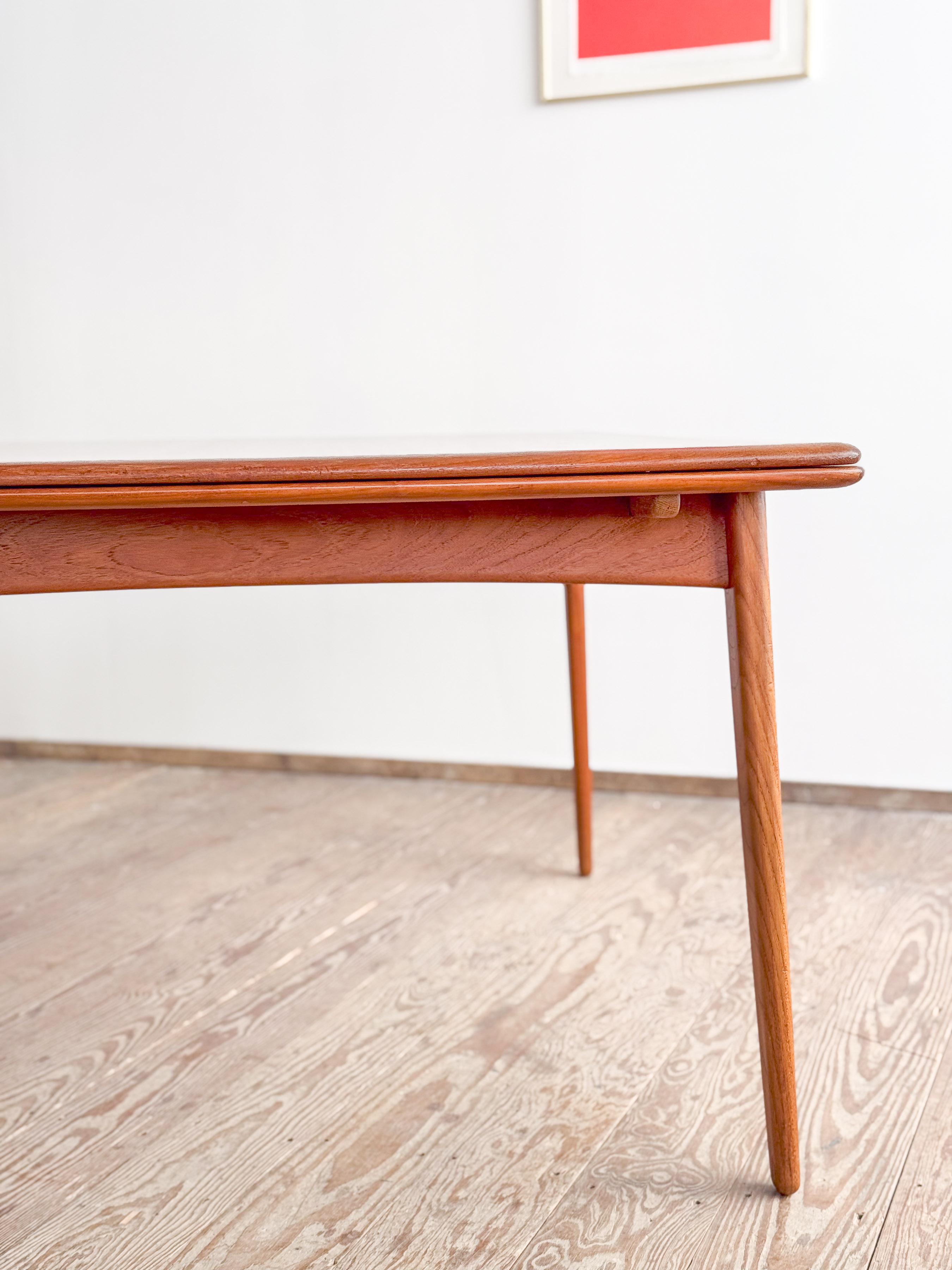 Large Extendable Mid-Century Teak Dining Table by Sven Aage Madsen For Sale 3