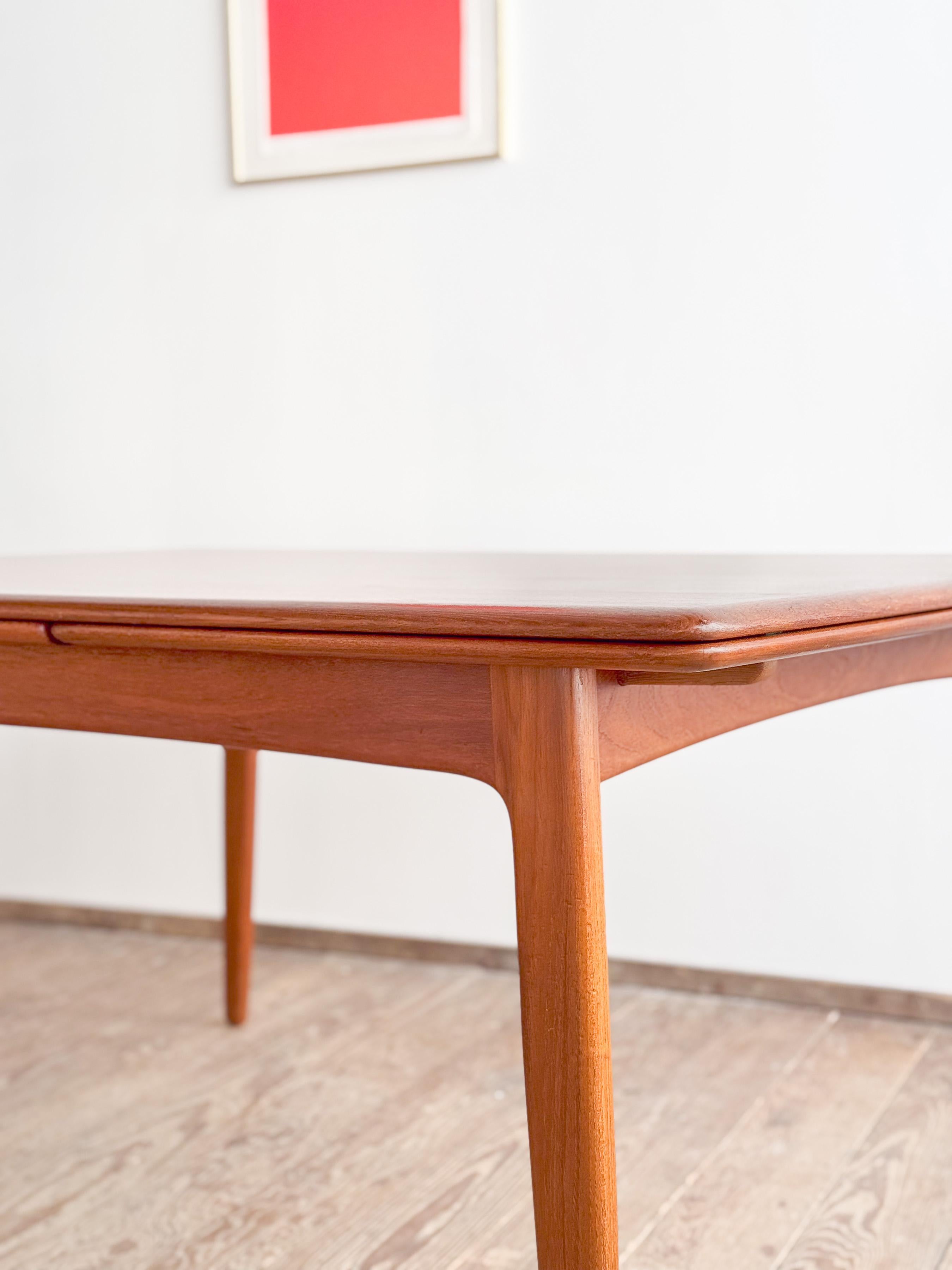 Large Extendable Mid-Century Teak Dining Table by Sven Aage Madsen For Sale 4