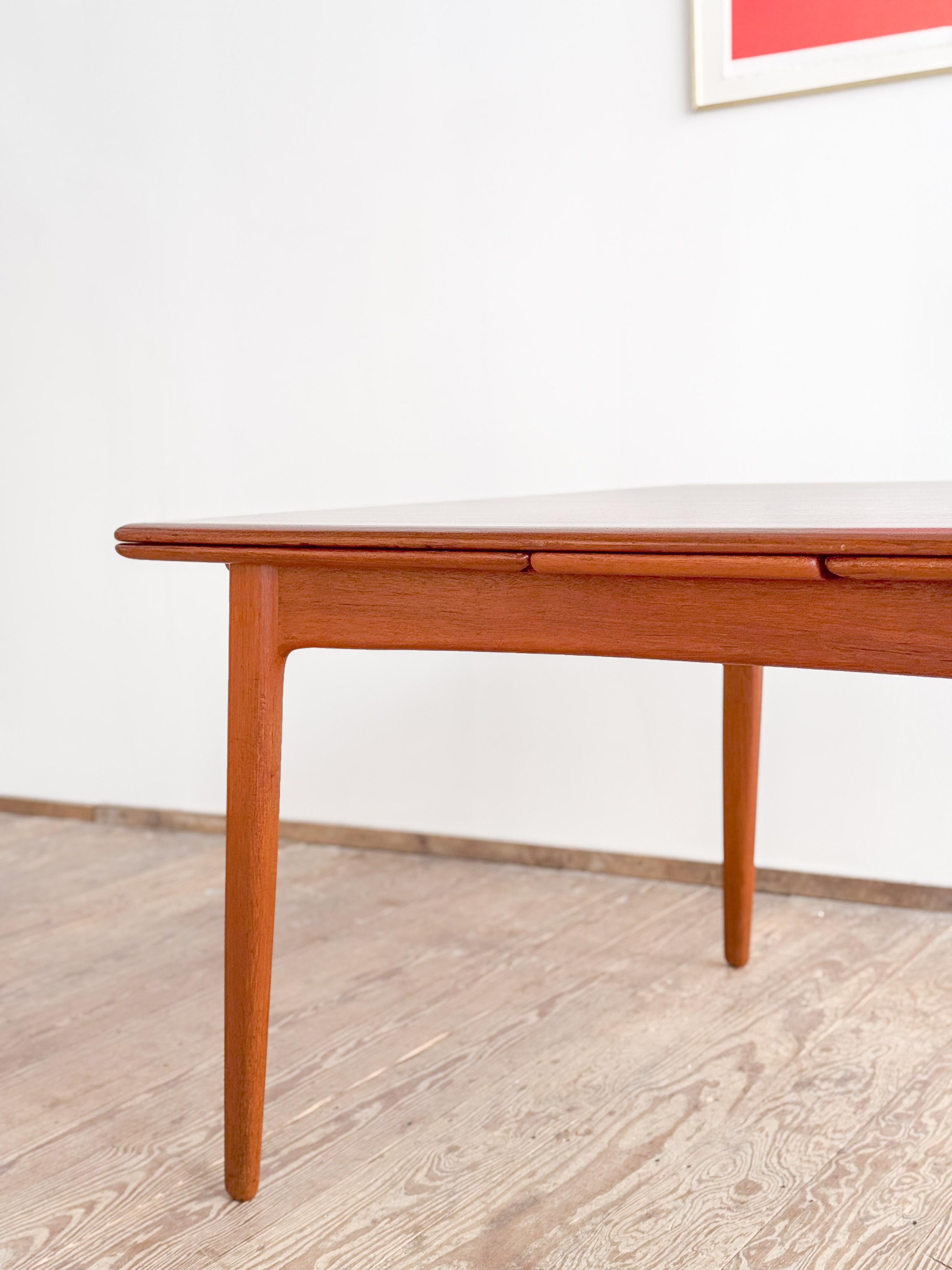 Large Extendable Mid-Century Teak Dining Table by Sven Aage Madsen For Sale 5