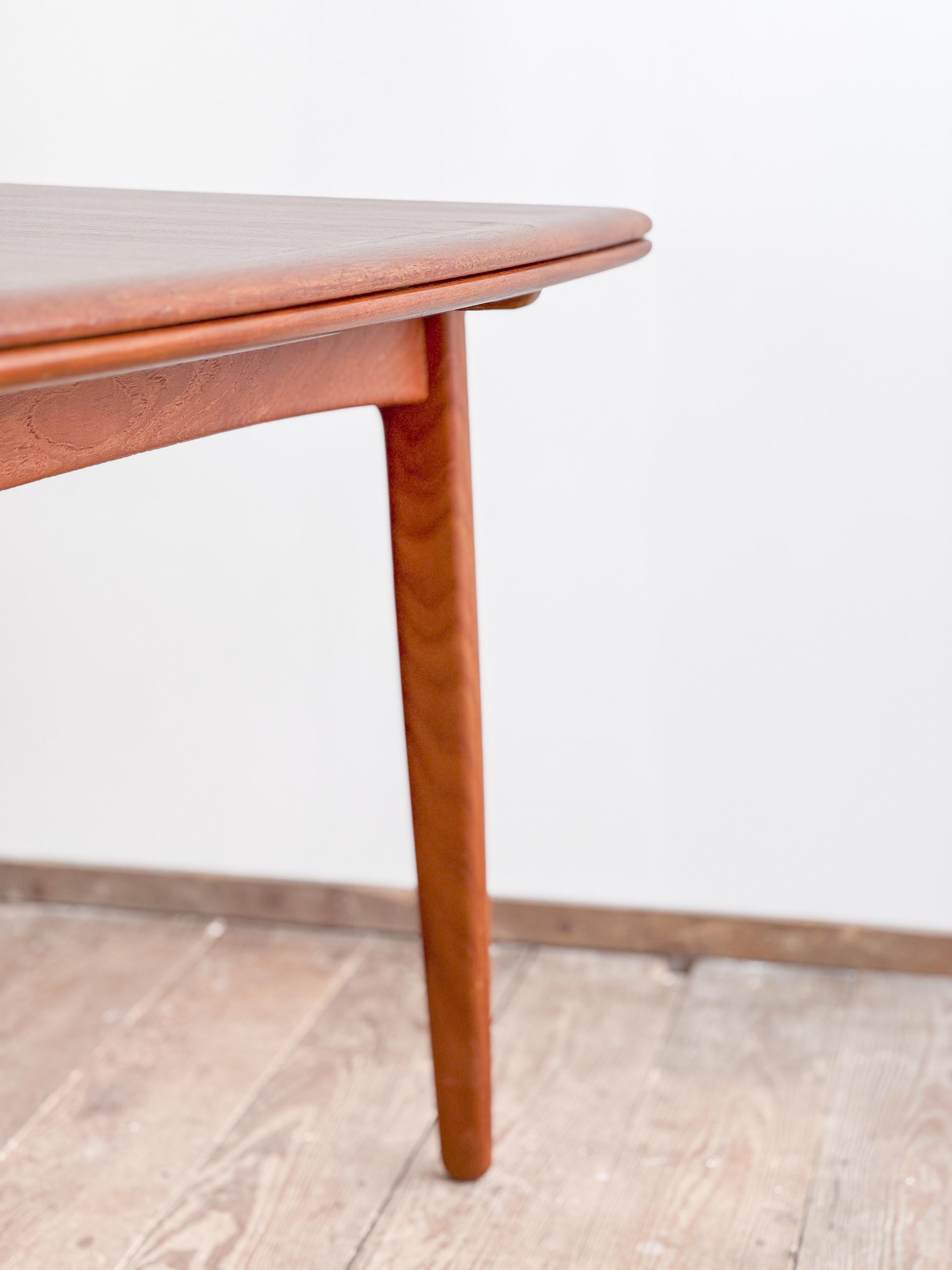 Large Extendable Mid-Century Teak Dining Table by Sven Aage Madsen For Sale 6