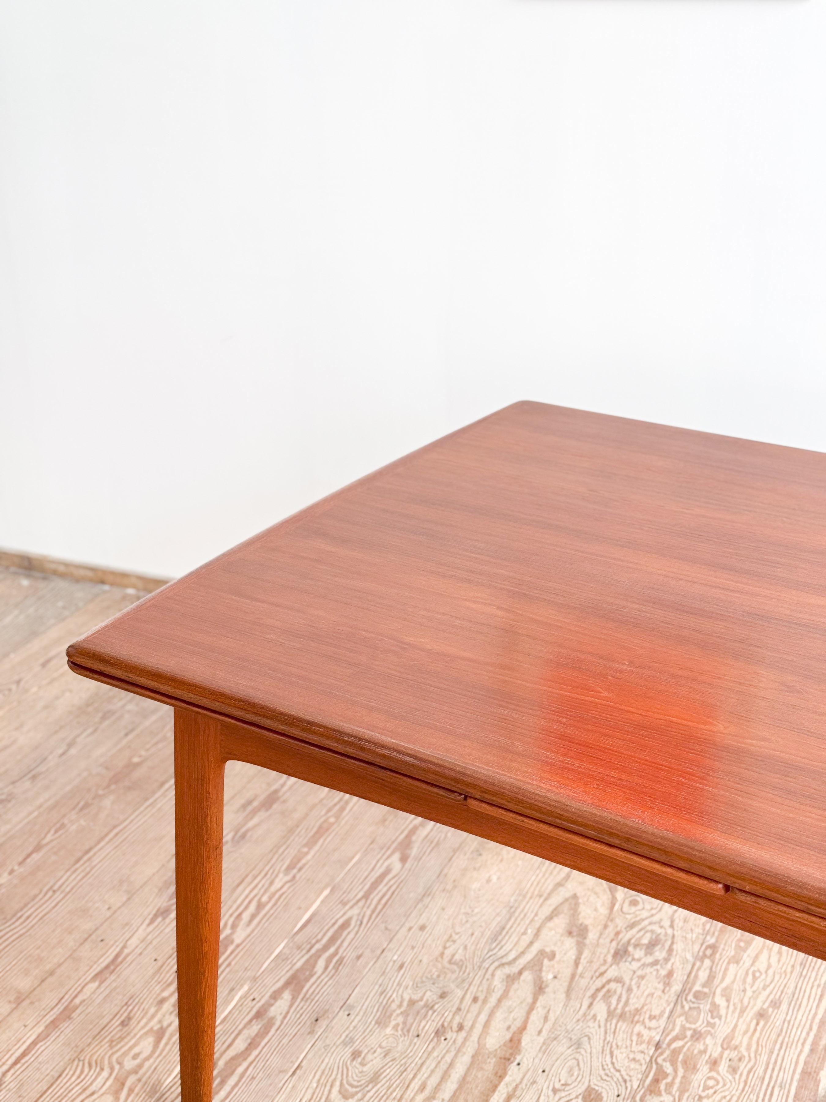 Large Extendable Mid-Century Teak Dining Table by Sven Aage Madsen For Sale 7