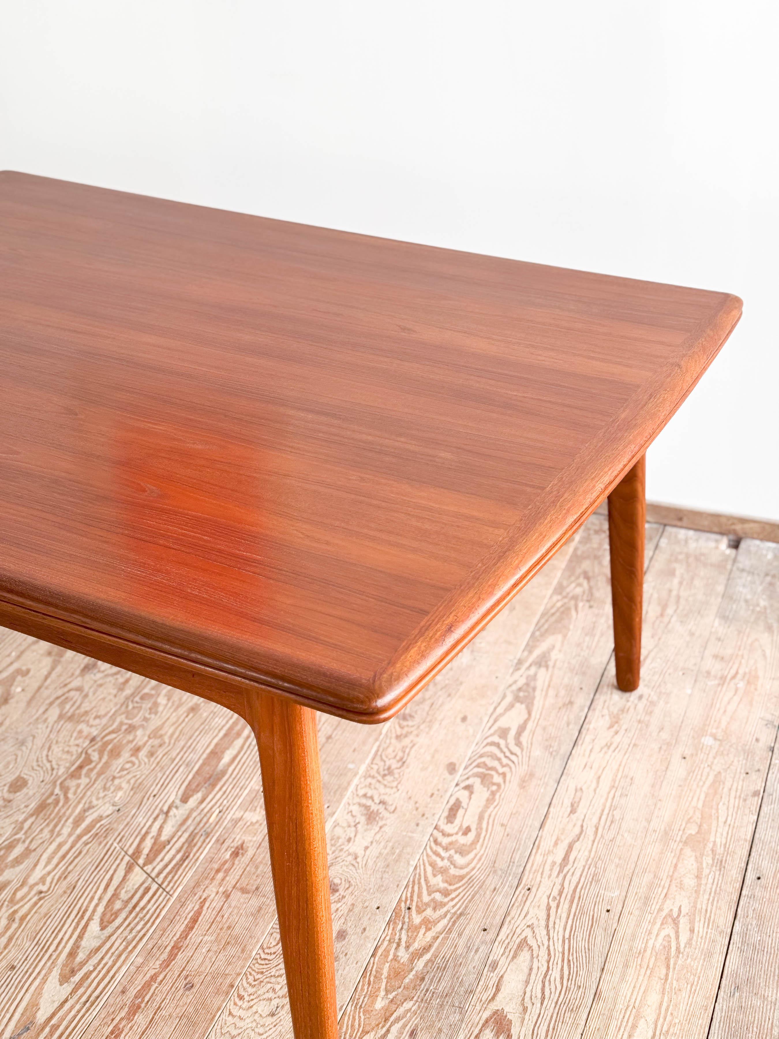 Large Extendable Mid-Century Teak Dining Table by Sven Aage Madsen For Sale 8