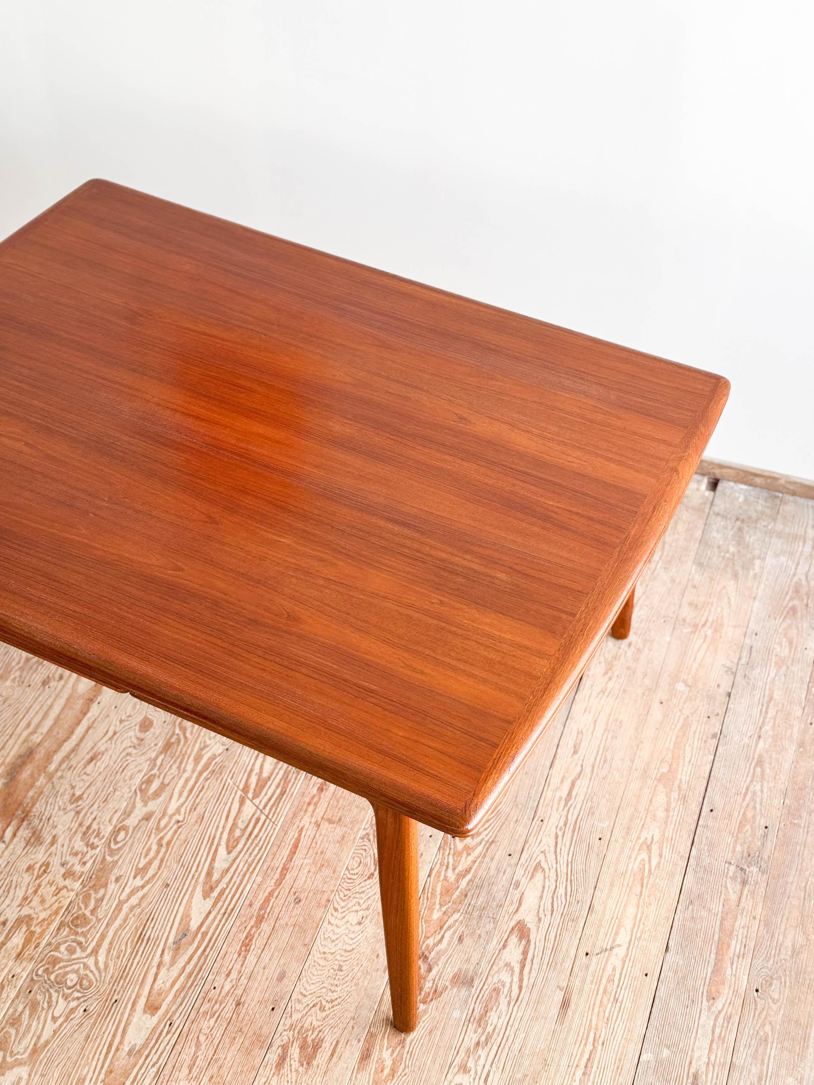 Large Extendable Mid-Century Teak Dining Table by Sven Aage Madsen For Sale 10