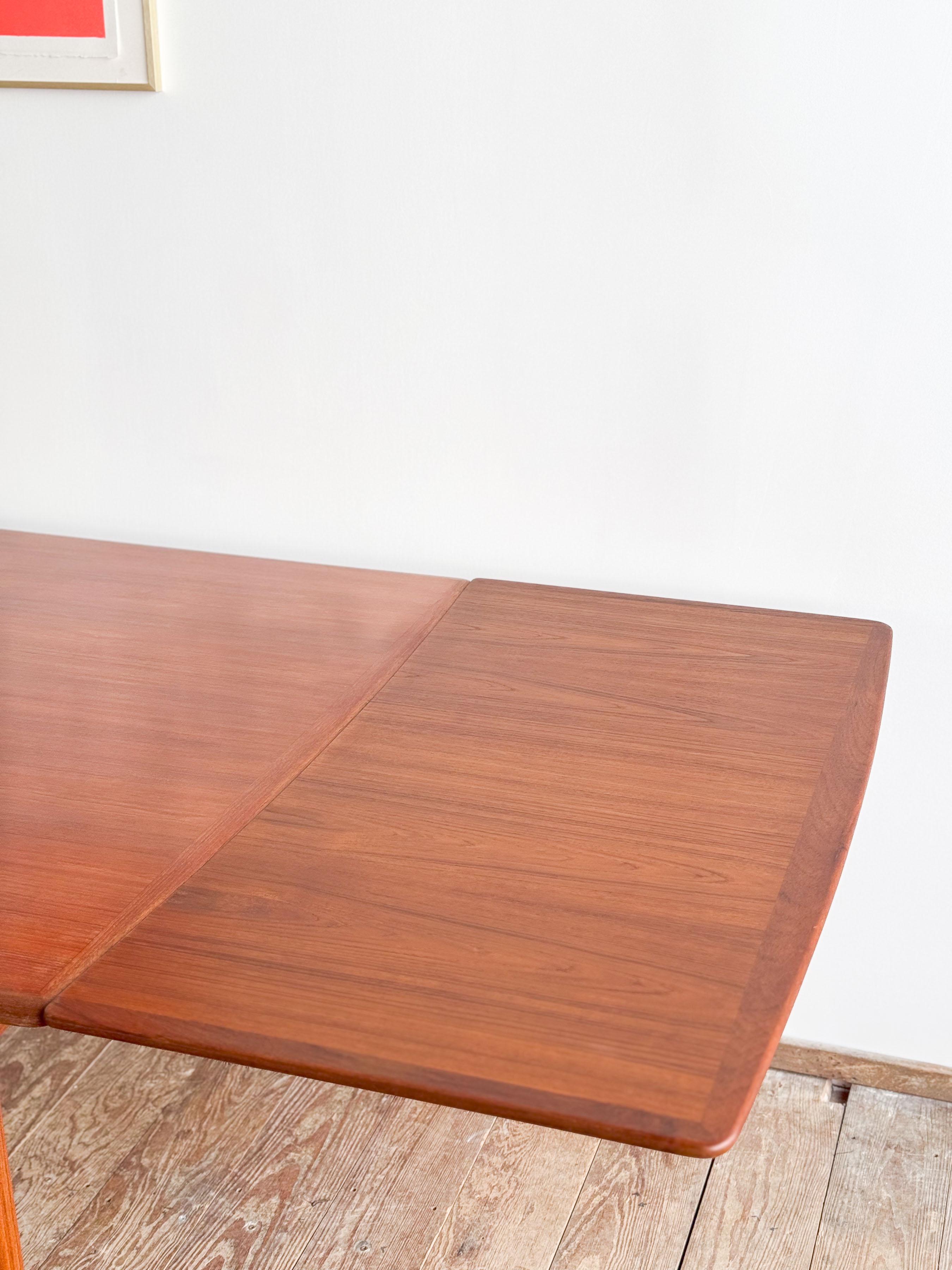 Large Extendable Mid-Century Teak Dining Table by Sven Aage Madsen For Sale 13